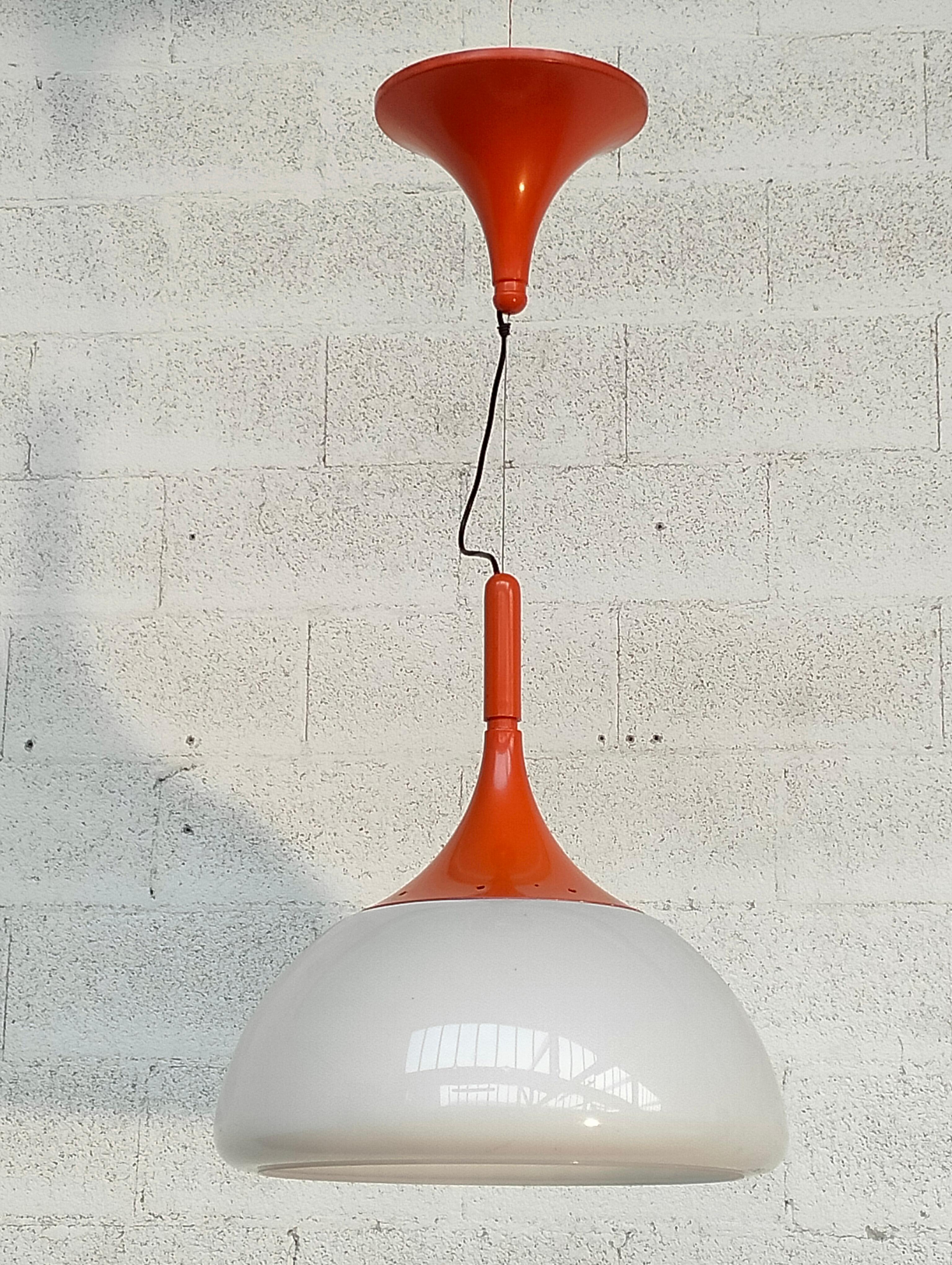 Orangefarbene Pendelleuchte von Elio Martinelli für Martinelli luce 70er Jahre (Moderne der Mitte des Jahrhunderts) im Angebot