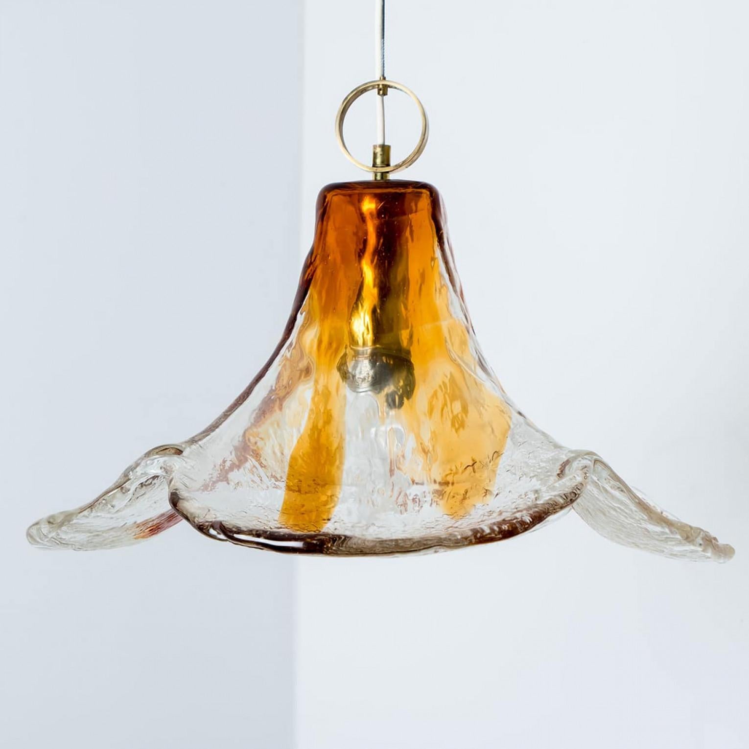 Preciosa lámpara colgante floral, modelo LS185 de Carlo Nason para Mazzega.
Tres hojas de cristal transparente y naranja ahumado componen esta hermosa pieza hecha a mano de grueso cristal de Murano.

Dimensiones:
Altura (colgante/total): 35/95 cm