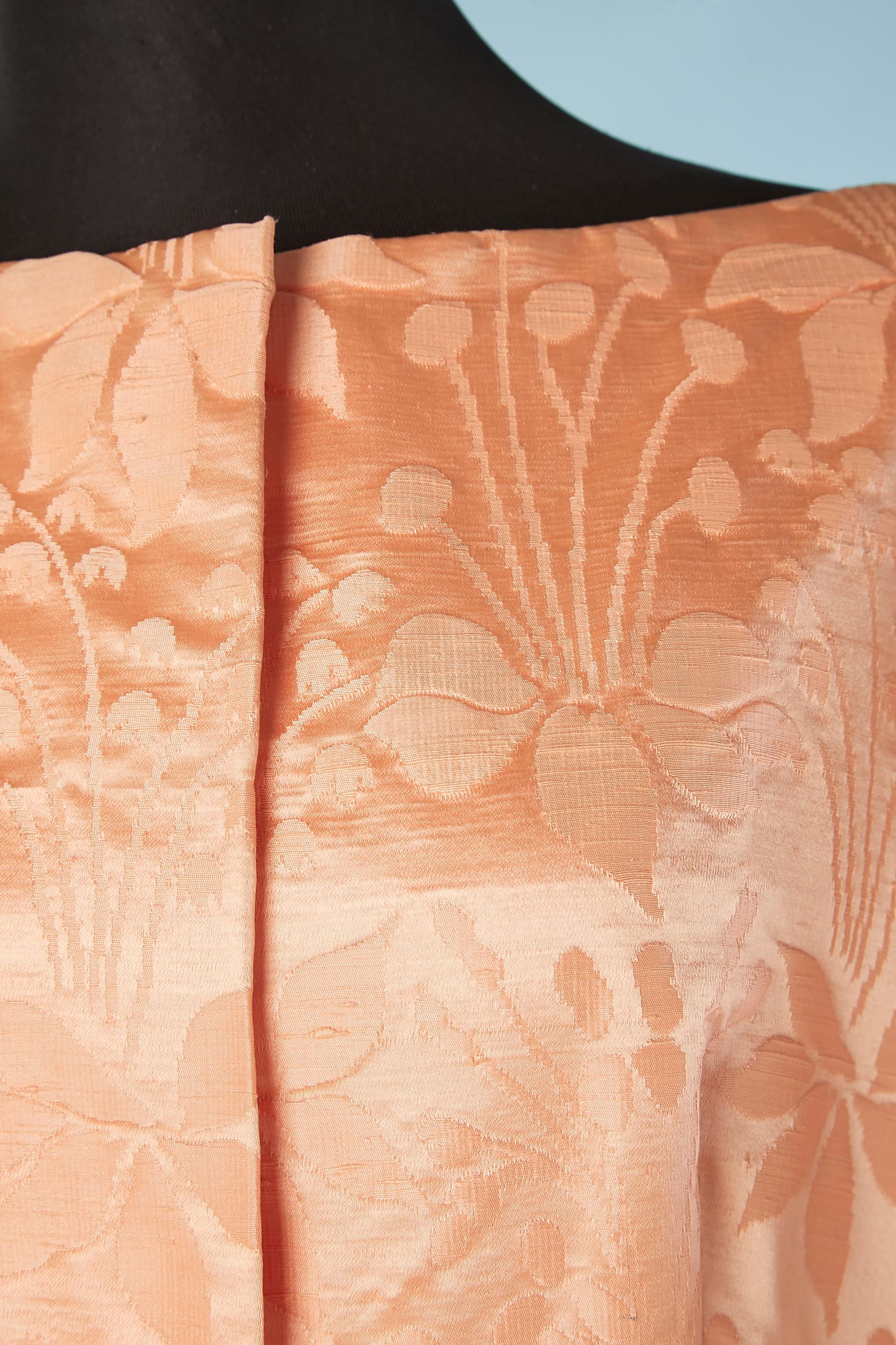 Orange-rosa Damast Abendkleid-Mantel. Raglanärmel. Reißverschluss in der Mitte des Rückens + Druckknopf + Haken & Ösen in der Mitte des Oberteils. 1 Haken und Ösen an der Taille. Geraffte Taille. Orangefarbenes Seidenfutter. CIRCA 1960/70
GRÖSSE M/L