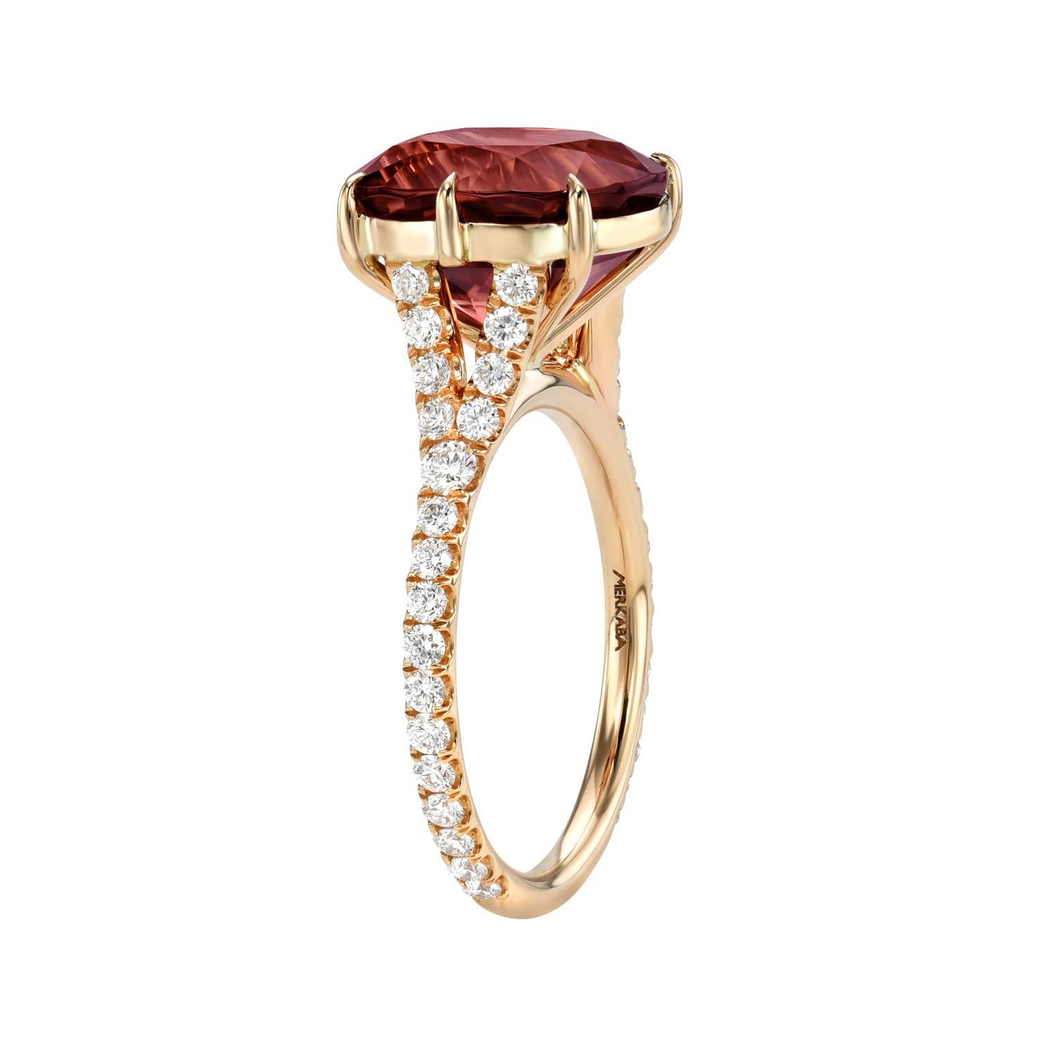 Bague unique et exclusive en or rose 18 carats, ornée d'une tourmaline rose-orangé coussin de 5,23 carats et d'un total de 0,62 carats de diamants ronds de taille brillant de collection.
Bague taille 6. Le redimensionnement est complémentaire sur