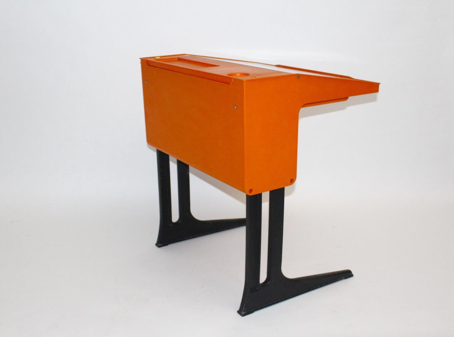 Space Age Oranger Kunststoff-Schreibtisch für Kinder von Luigi Colani, Deutschland, um 1970 (Ende des 20. Jahrhunderts)