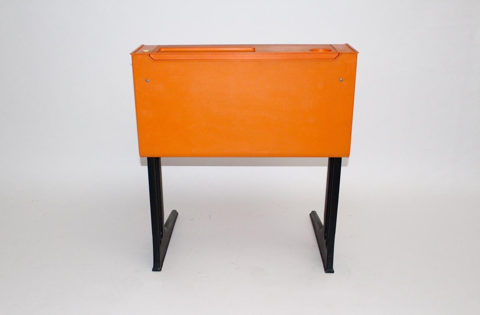 Space Age Oranger Kunststoff-Schreibtisch für Kinder von Luigi Colani, Deutschland, um 1970 1