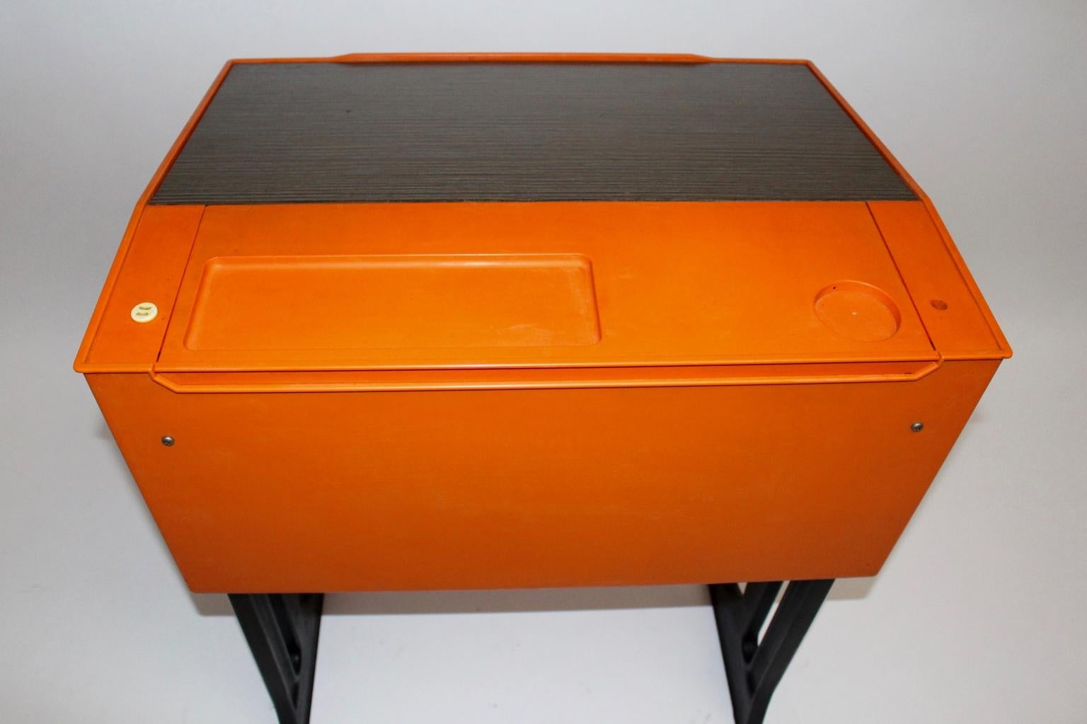 Space Age Oranger Kunststoff-Schreibtisch für Kinder von Luigi Colani, Deutschland, um 1970 2