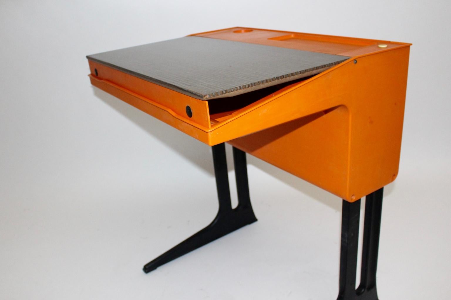 Space Age Oranger Kunststoff-Schreibtisch für Kinder von Luigi Colani, Deutschland, um 1970 4
