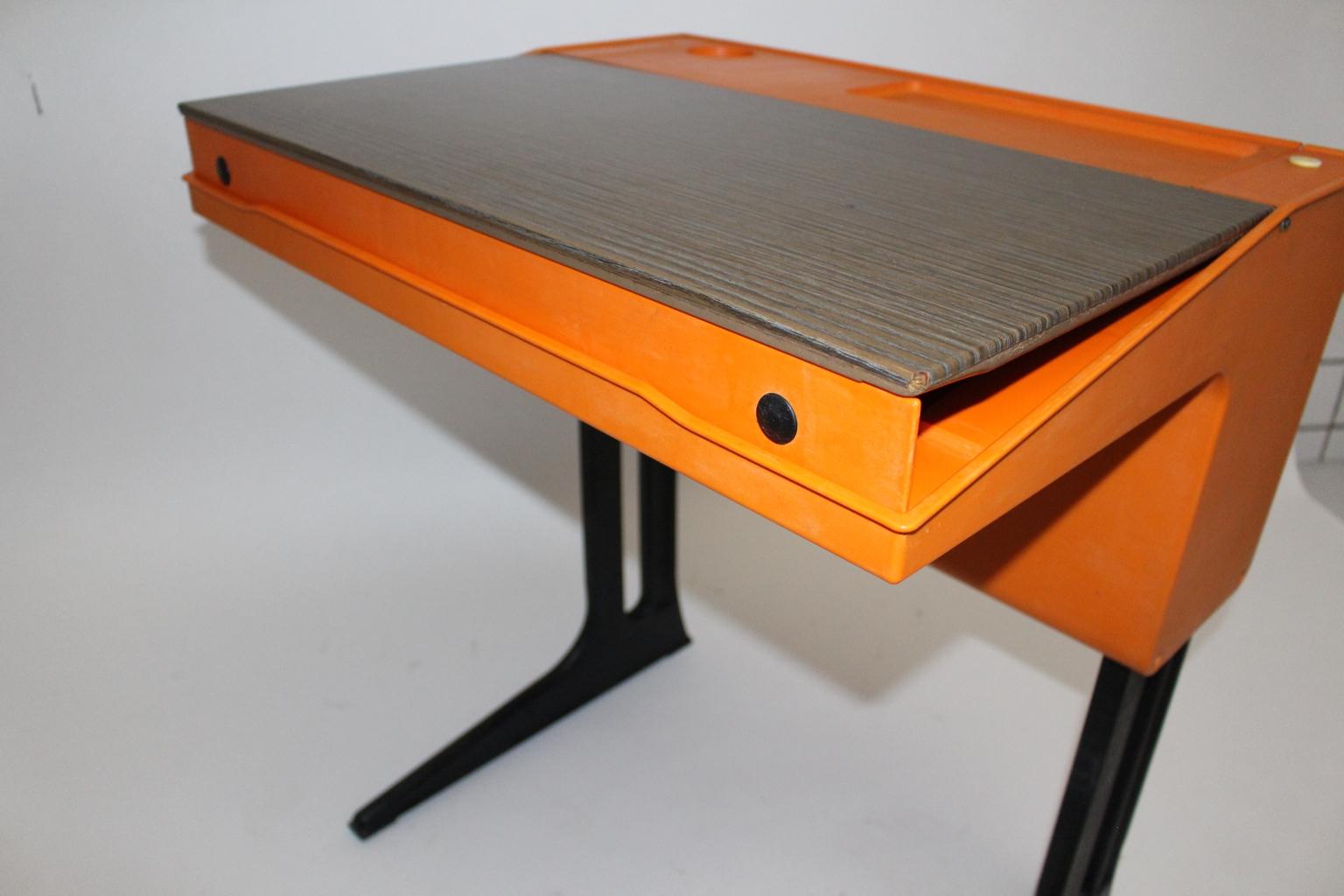 Space Age Oranger Kunststoff-Schreibtisch für Kinder von Luigi Colani, Deutschland, um 1970 5
