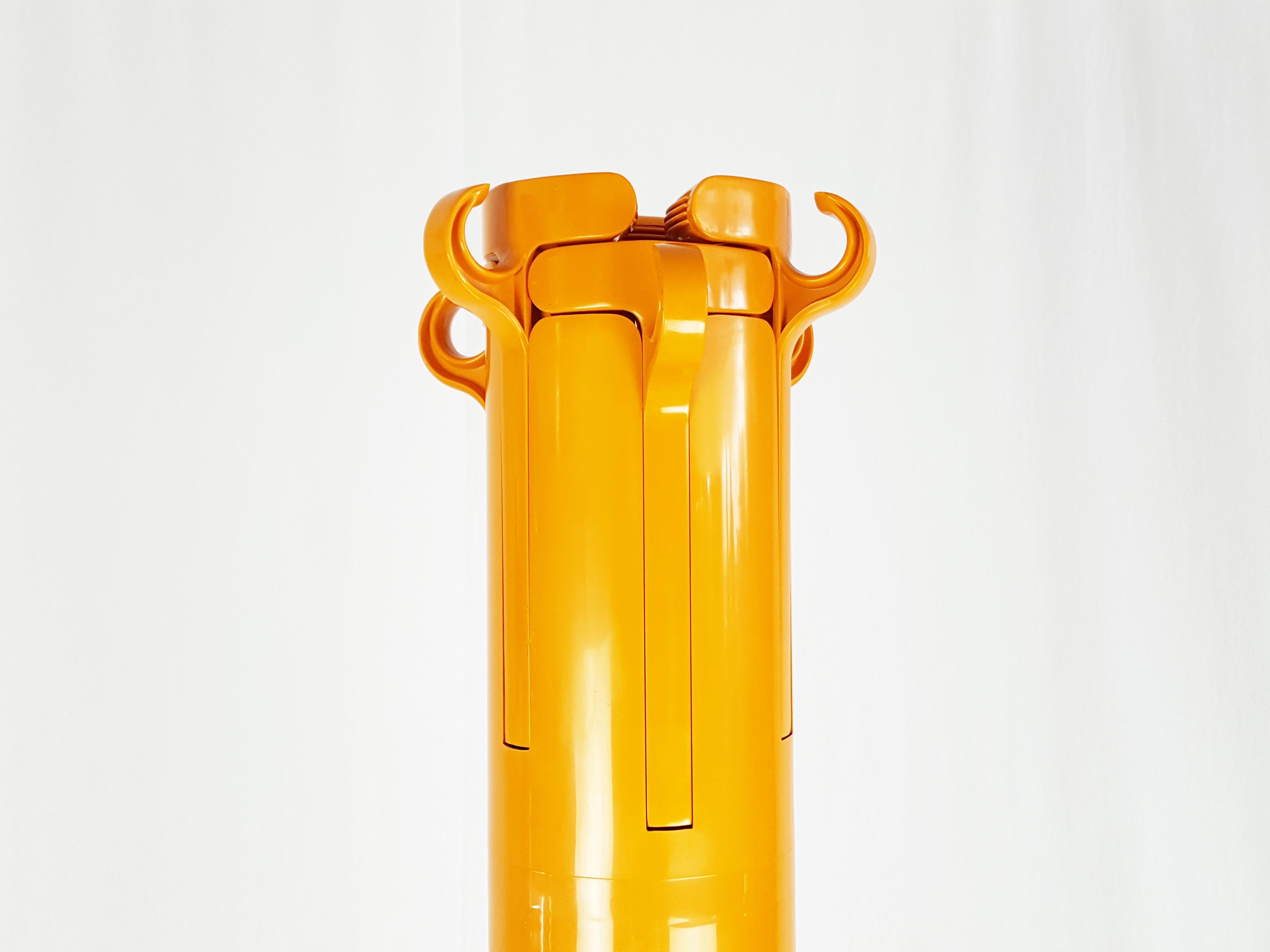 Orange plastic free standing coat rack Planta by G. Piretti for Anonima Castelli In Good Condition For Sale In Varese, Lombardia