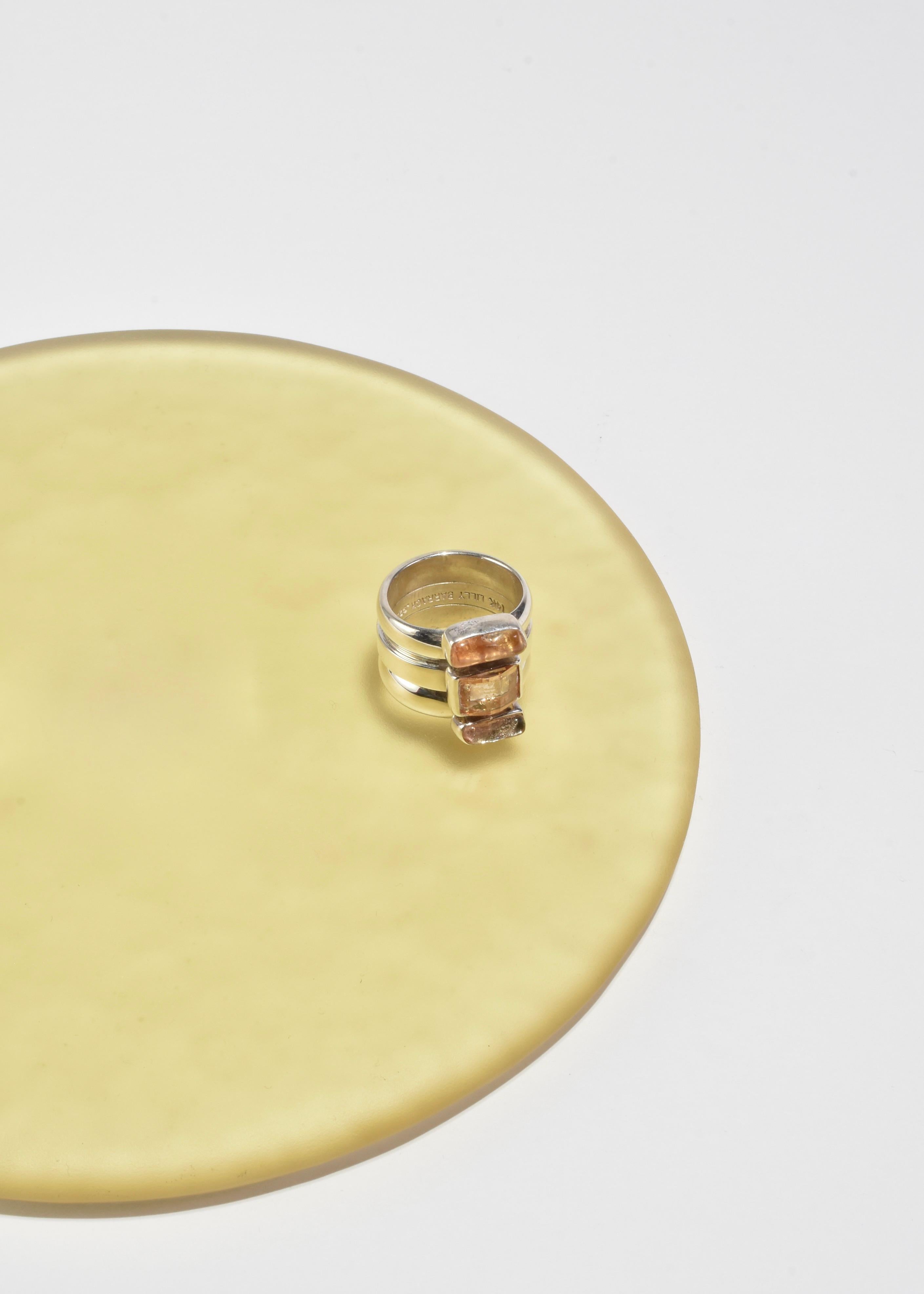 Stunning vintage white gold plated statement ring with a ribbed band and orange quartz detail. Stamped 14k Lilly Barrack 925.

Material: 14k white gold, sterling silver, quartz.