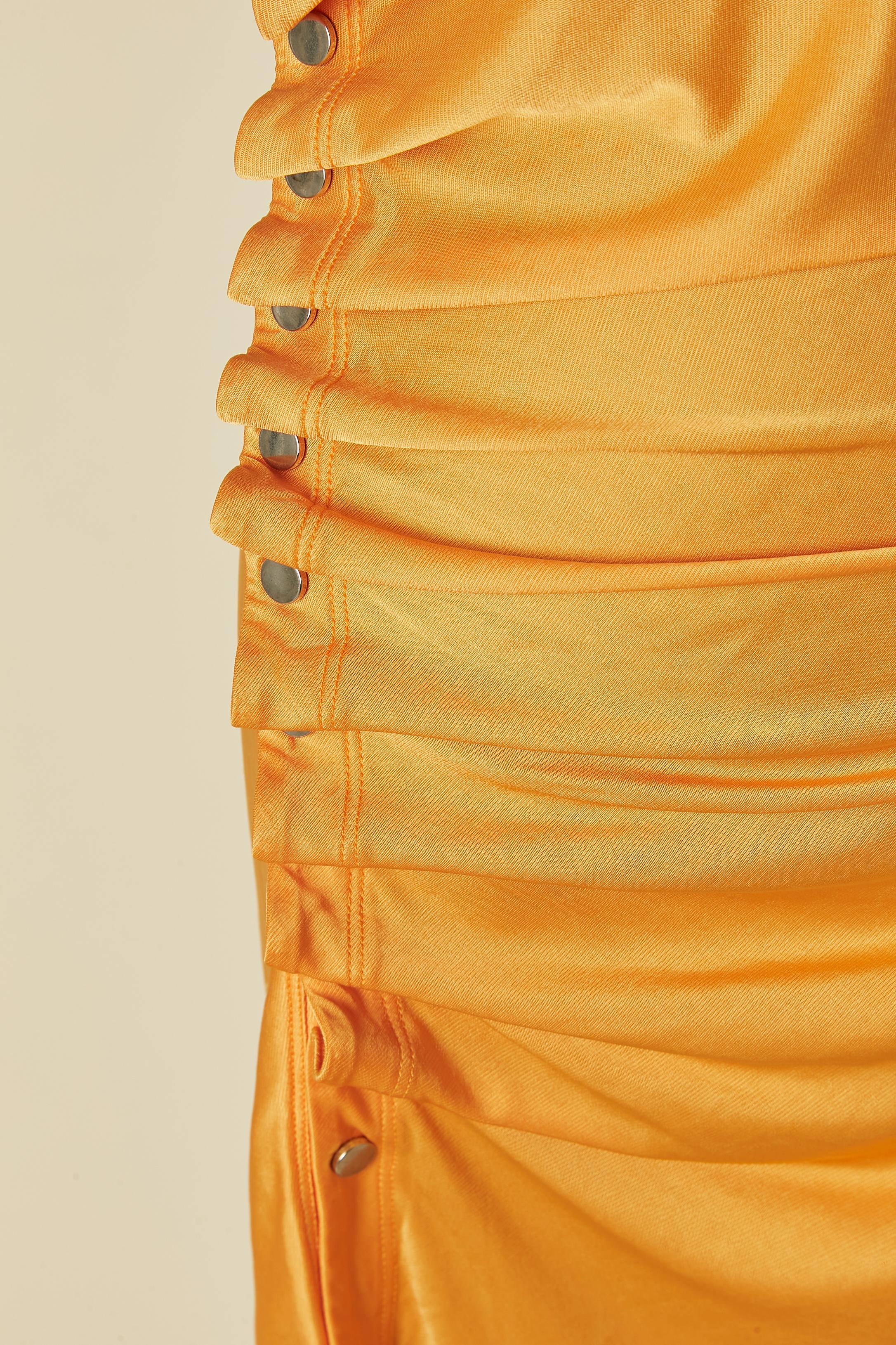 Robe en jersey de rayonne orange drapée sur le côté avec bouton pression. Fermeture à bouton-pression en haut au milieu du dos. 
TAILLE 36 / S 