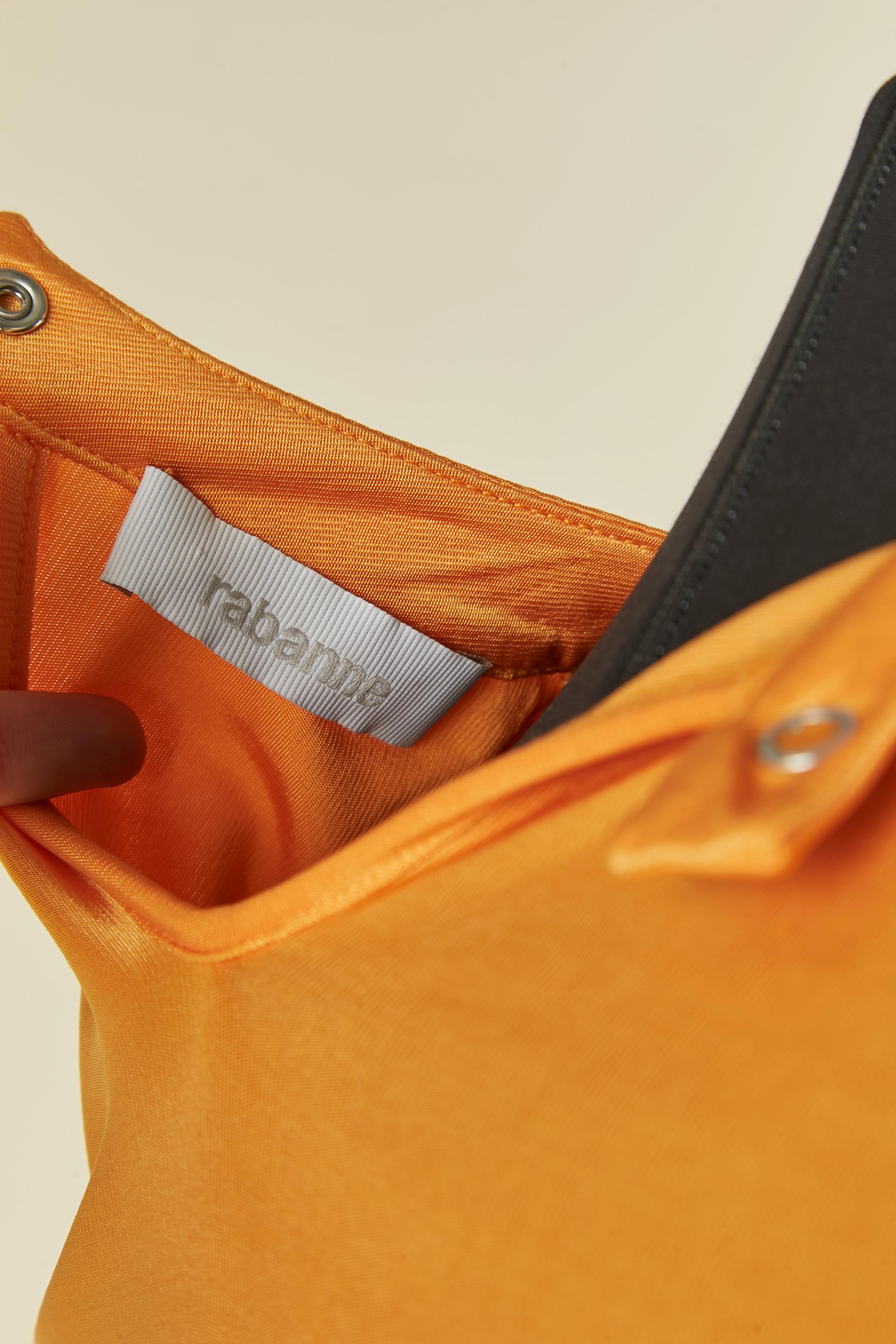 Robe en jersey de rayonne orange drapée sur le côté avec bouton pression RABANNE en vente 2