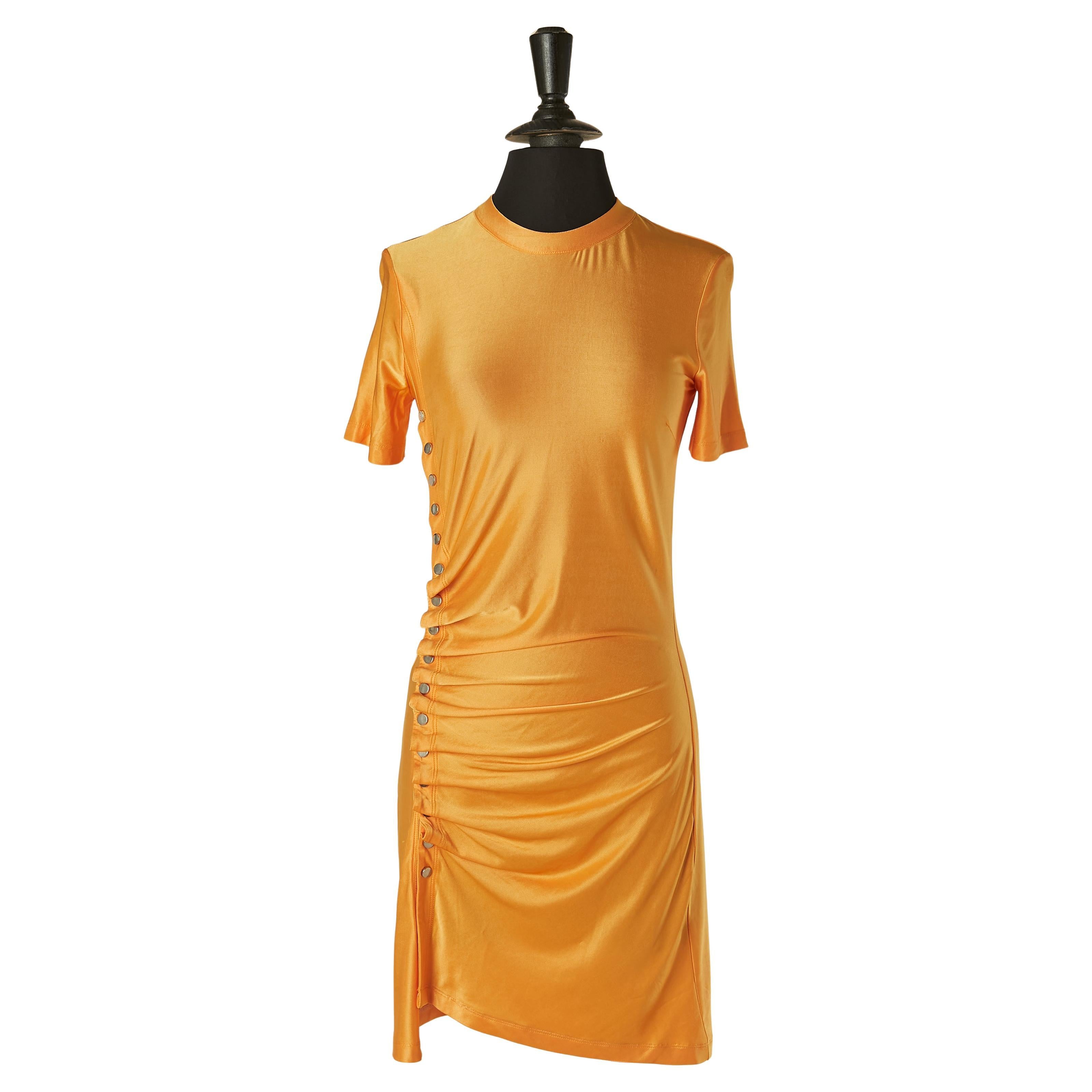 Robe en jersey de rayonne orange drapée sur le côté avec bouton pression RABANNE en vente