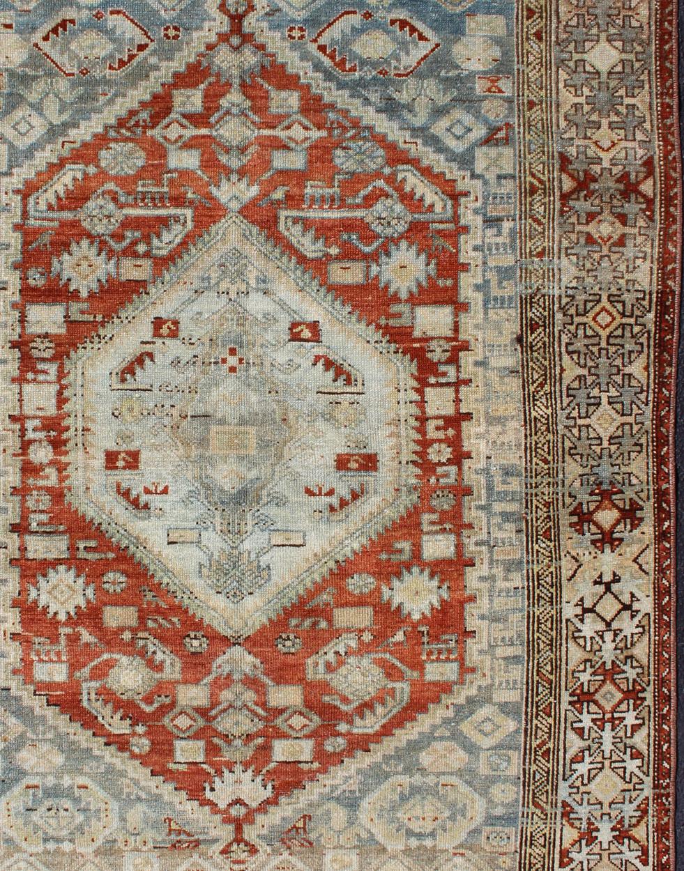 Tapis persan ancien dans les tons rouge-orange, gris bleu clair et taupe, tapis SUS-1908-2, pays d'origine / type : Iran / Malayer, vers 1910.

Ce tapis persan traditionnel Malayer du début du XXe siècle se caractérise par son champ central rouge