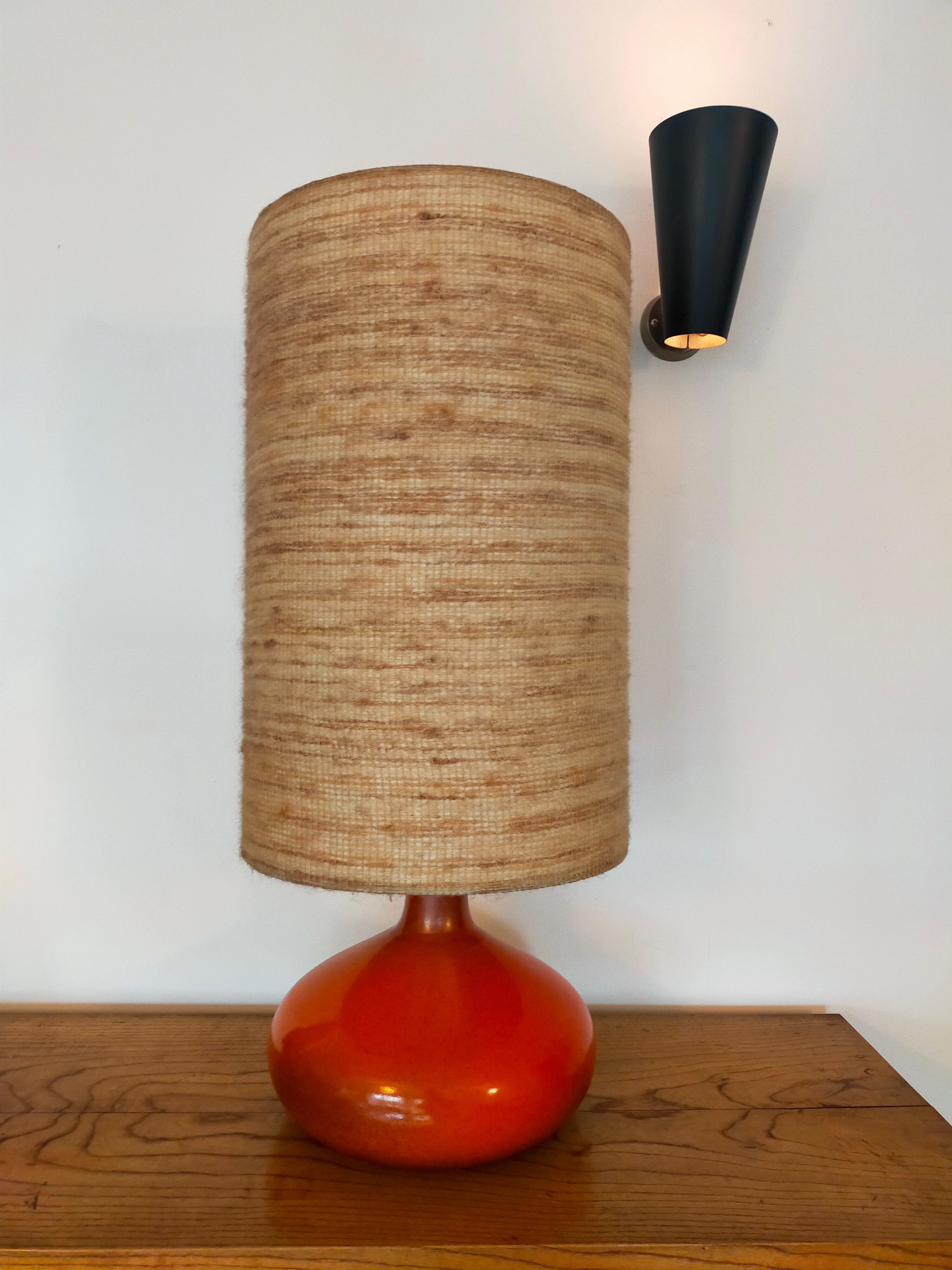 Lampe en céramique émaillée orange rougeâtre de Jacques Lignier
Grand abat-jour cylindrique en fibre naturelle
Signature J L A en relief
