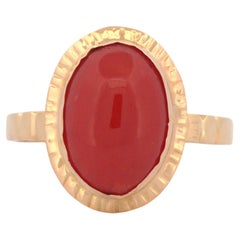 Anello con cabochon di corallo rosso-arancio e oro giallo 18 carati