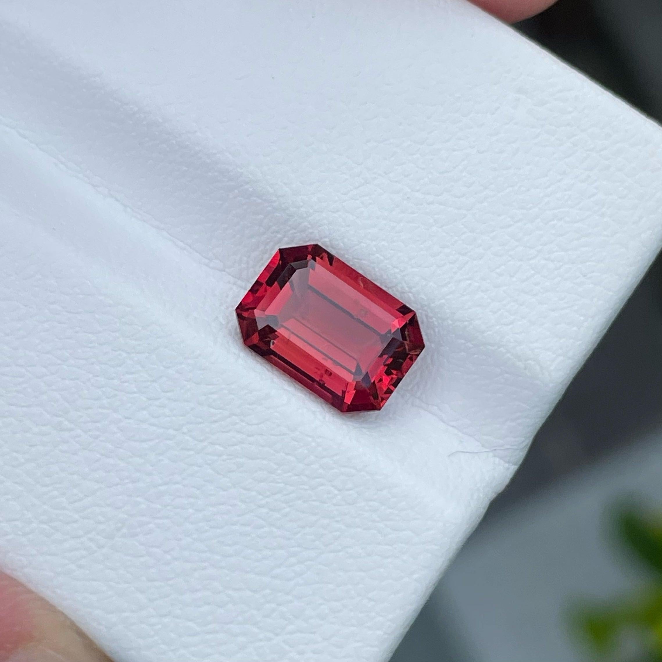 Lo Spinello Naturale Rosso Arancione della Birmania di 2,88 carati ha un taglio meraviglioso a forma di ottagono, dall'incredibile colore rosso arancio. Grande genialità. Questo gioiello ha una purezza VVS.

Informazioni sul prodotto:
TIPO DI