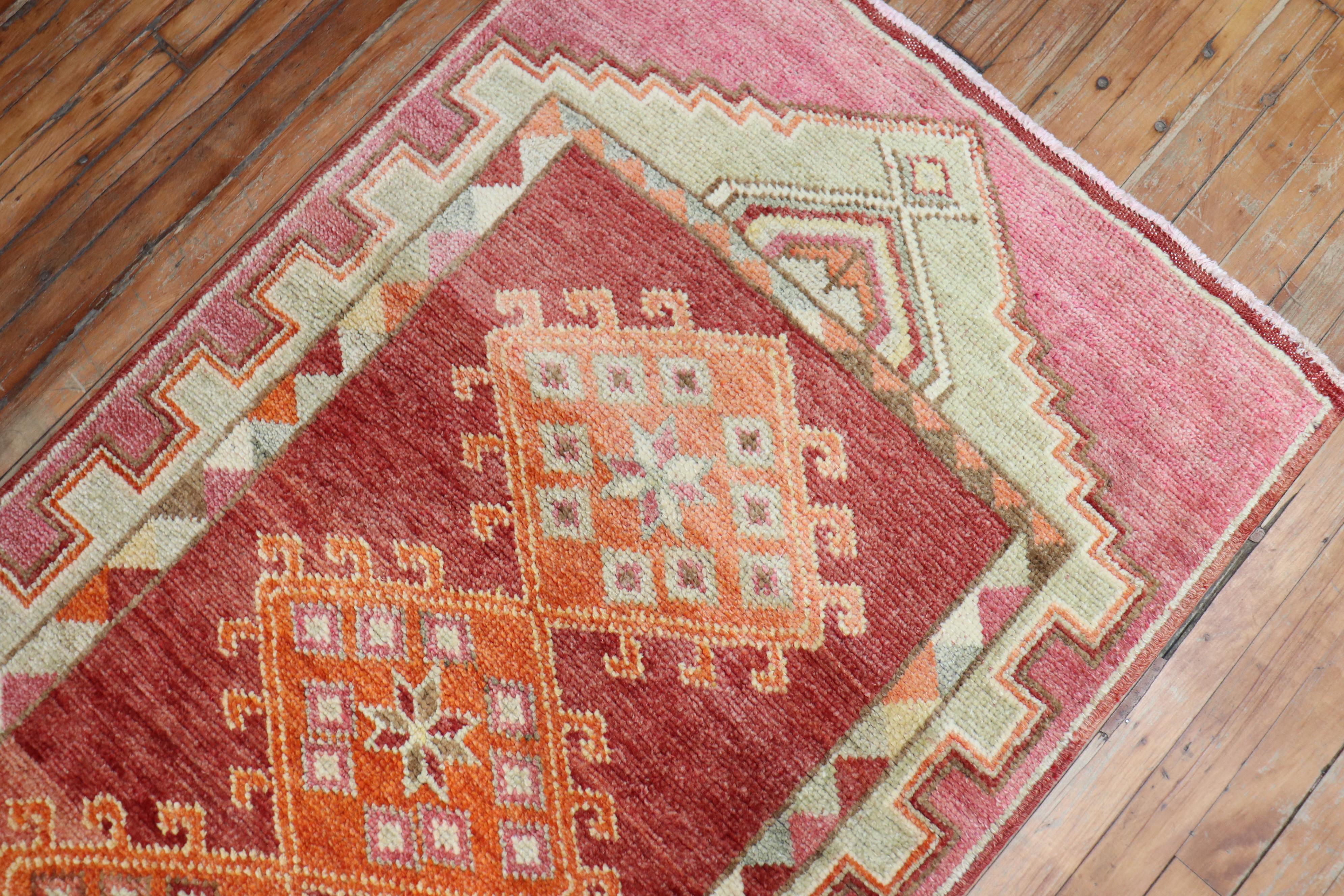 Türkischer, anatolischer langer Vintage-Läufer in Rot im Zustand „Gut“ im Angebot in New York, NY