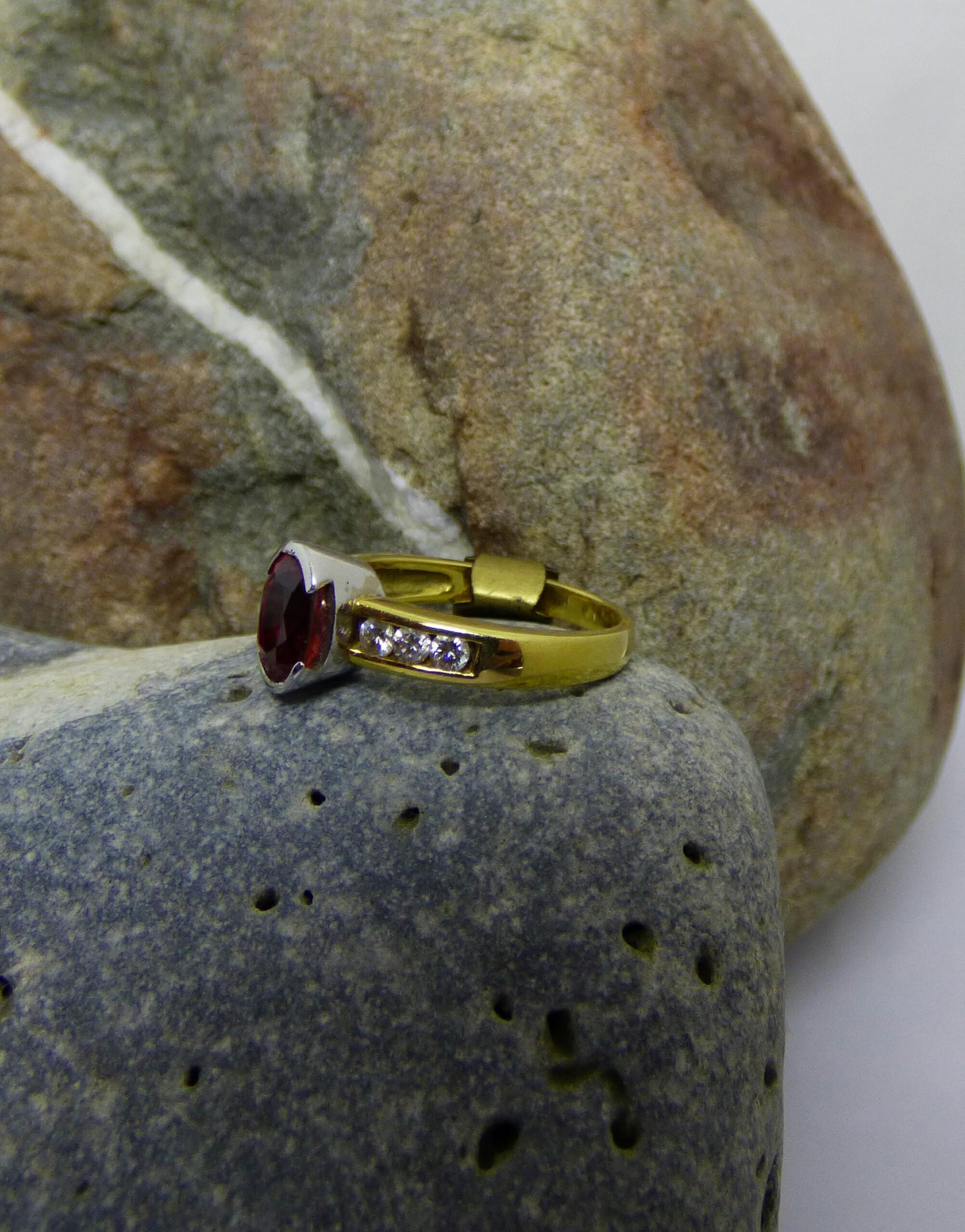 Ring aus 18 Karat Gold mit orangefarbenem Saphir und Diamant im Zustand „Neu“ im Angebot in Dublin, IE