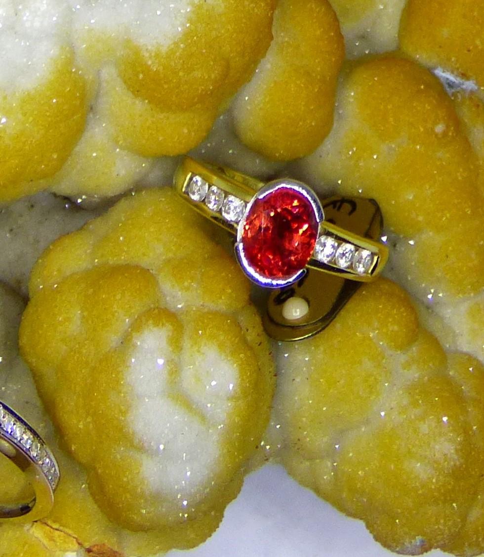 Ring aus 18 Karat Gold mit orangefarbenem Saphir und Diamant Damen im Angebot