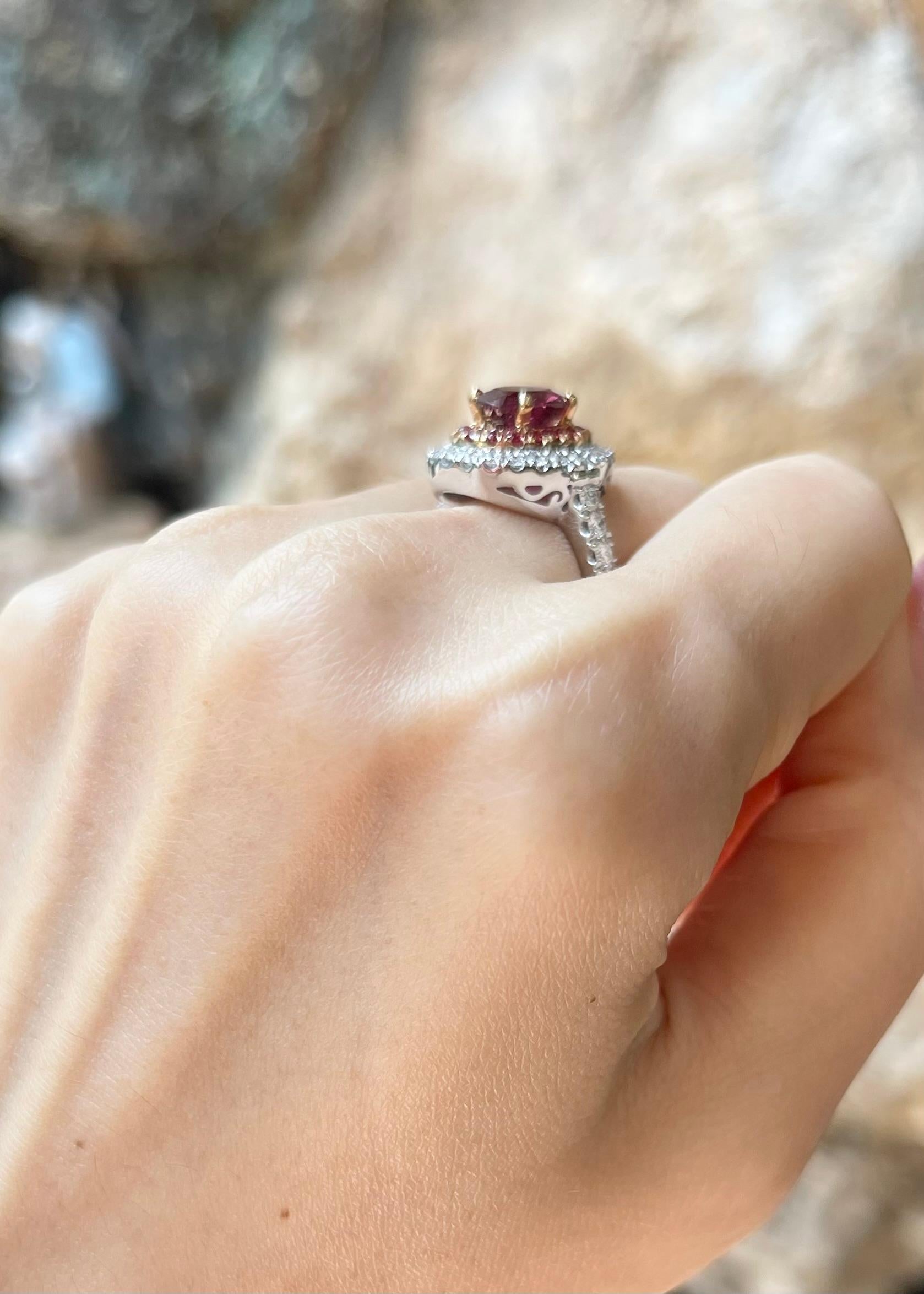 Orange Sapphire and Diamond Ring in 18K White Gold Settings In New Condition For Sale In Bangkok, TH
