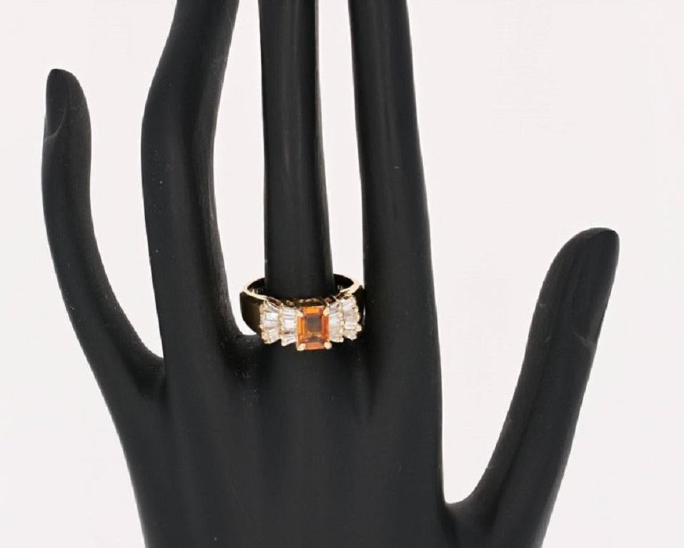 14 Karat Gelbgold Ring mit orangefarbenem Saphir Baguette Diamant (Smaragdschliff) im Angebot