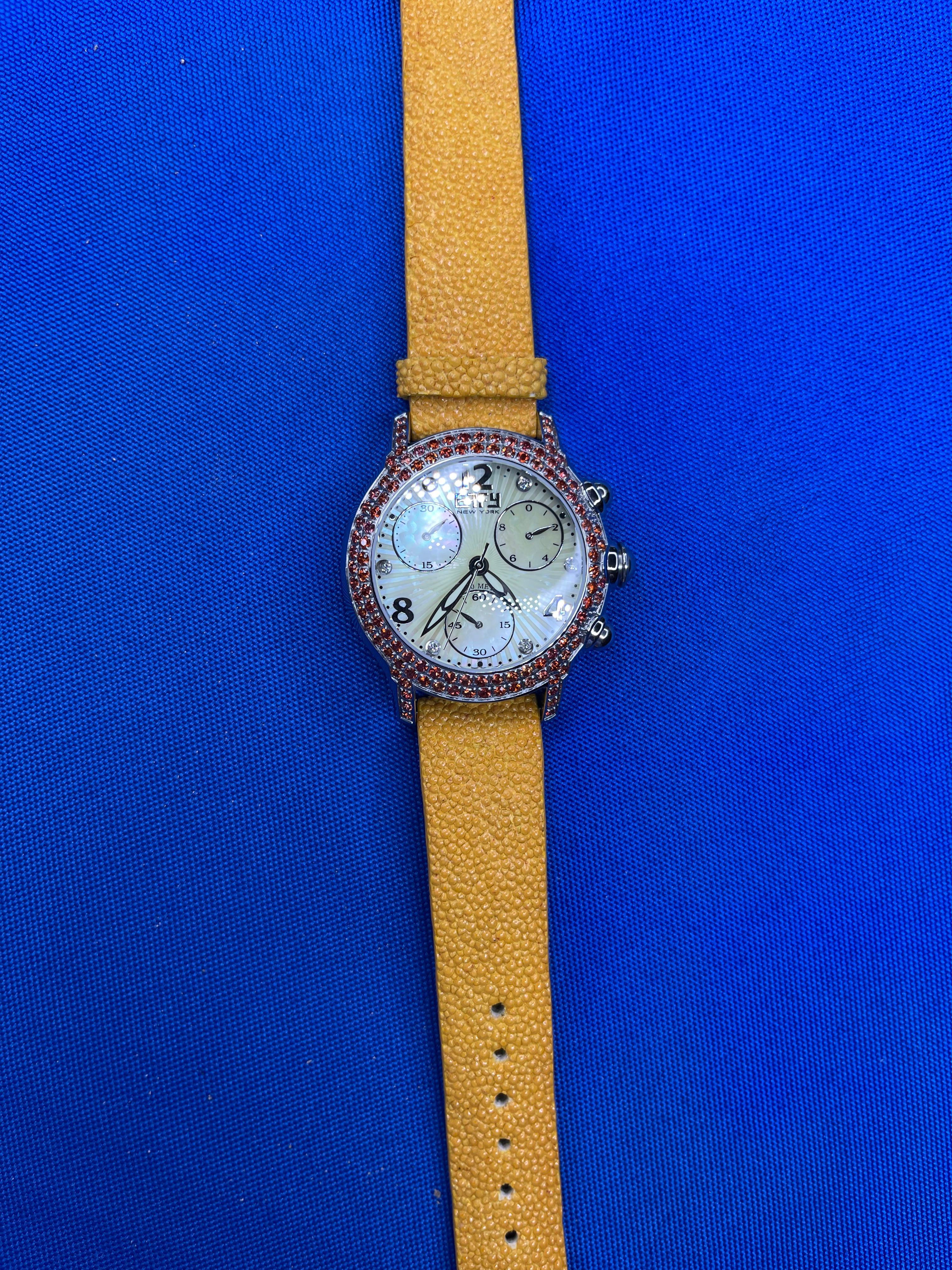 Exotische Lederbanduhr mit orangefarbenem Saphir und Diamant-Pavé-Zifferblatt und luxuriösem Drehquarz (Moderne) im Angebot
