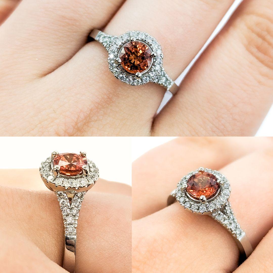 Orangefarbener Saphir & Diamantring aus Weißgold

Wir stellen diesen wunderschönen Ring aus 14 Karat Weißgold vor. Der Ring ist mit einem orangefarbenen Saphir (1,01 ct) und runden Diamanten (0,31 ct) besetzt. Die funkelnden Diamanten sind von