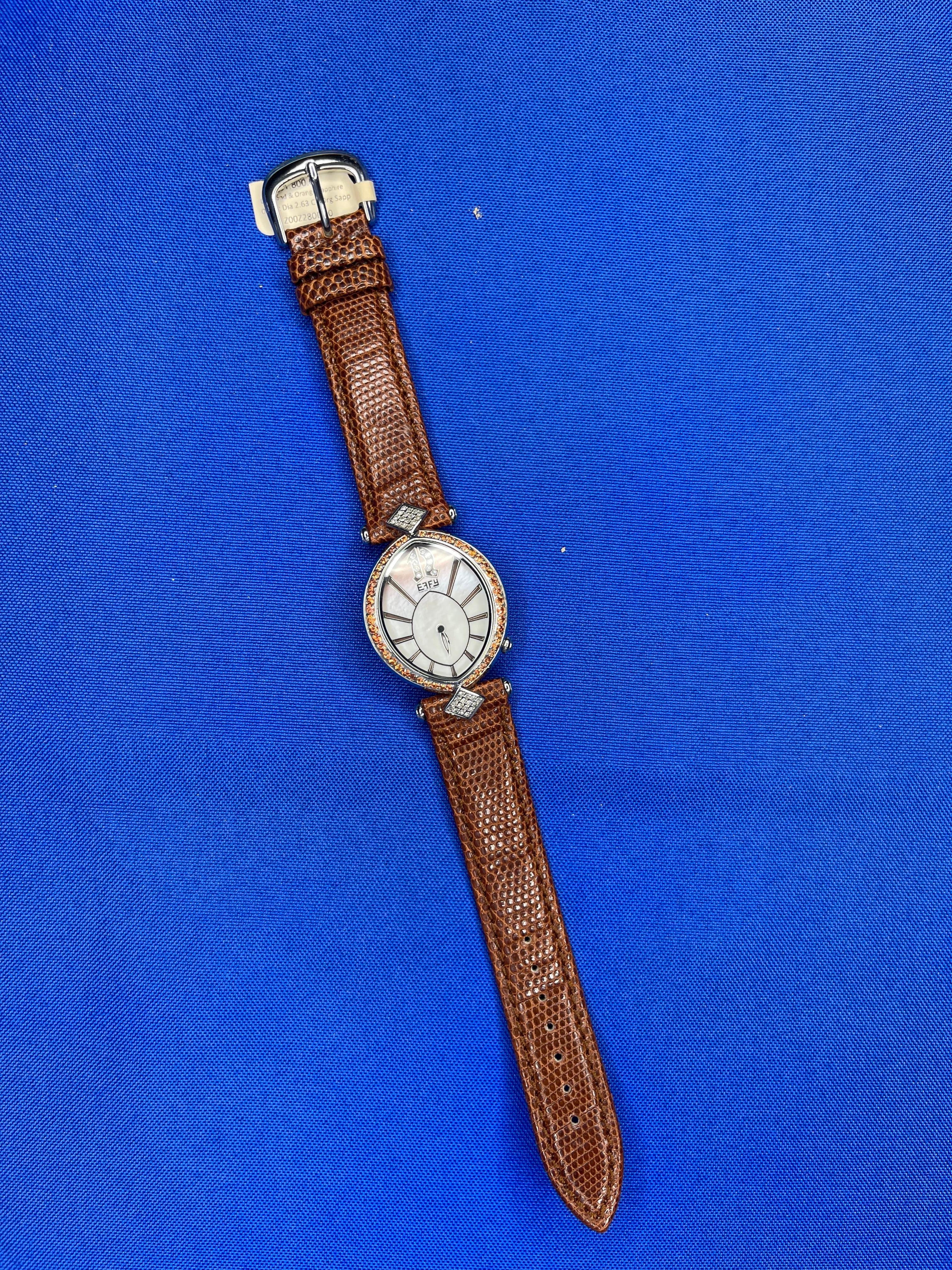 Reloj de lujo de cuarzo suizo con correa de piel exótica, zafiro naranja, diamantes y esfera pavé Moderno en venta