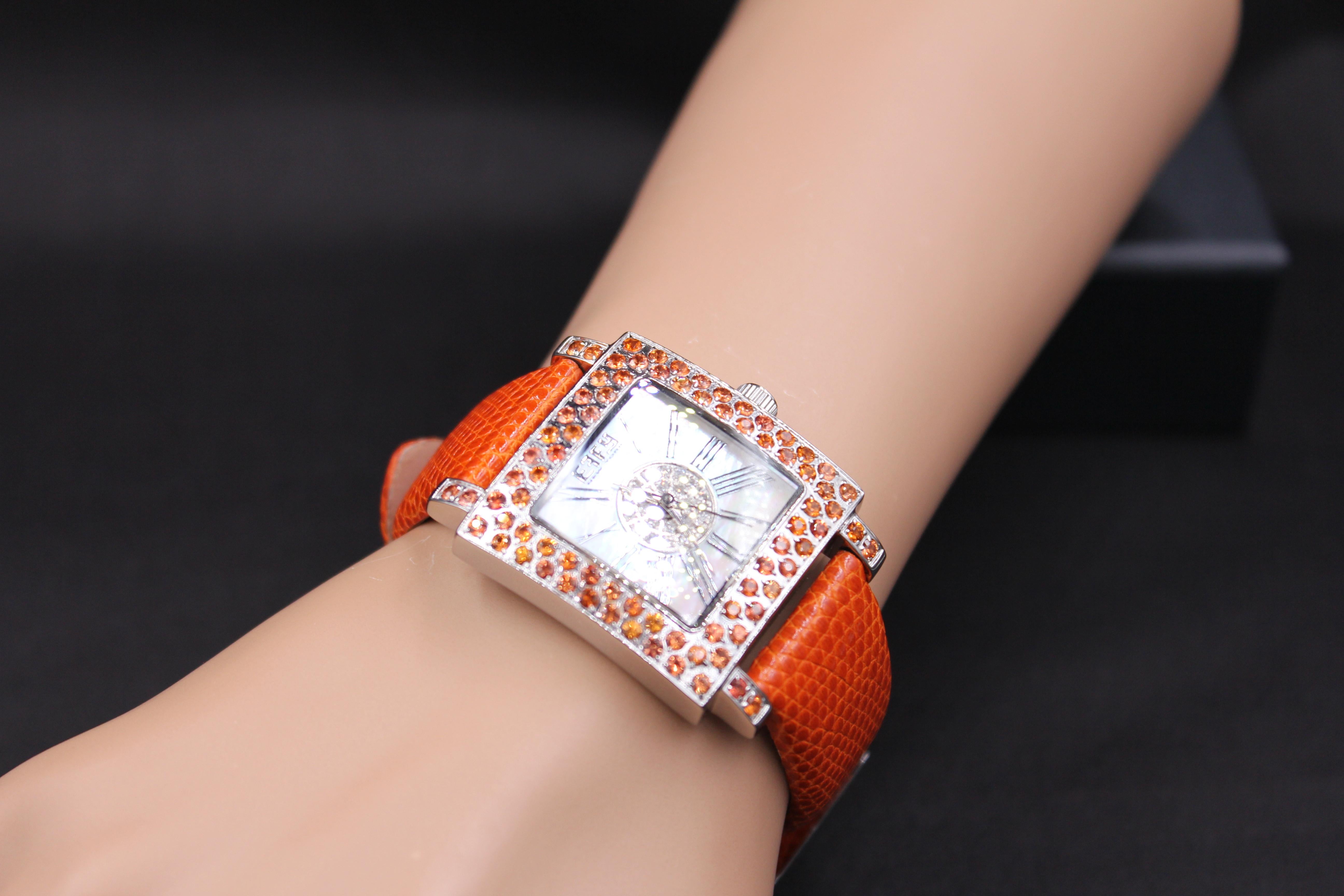 Taille mixte Cadran pavé saphir et diamants orange Montre de luxe suisse à quartz en cuir exotique en vente