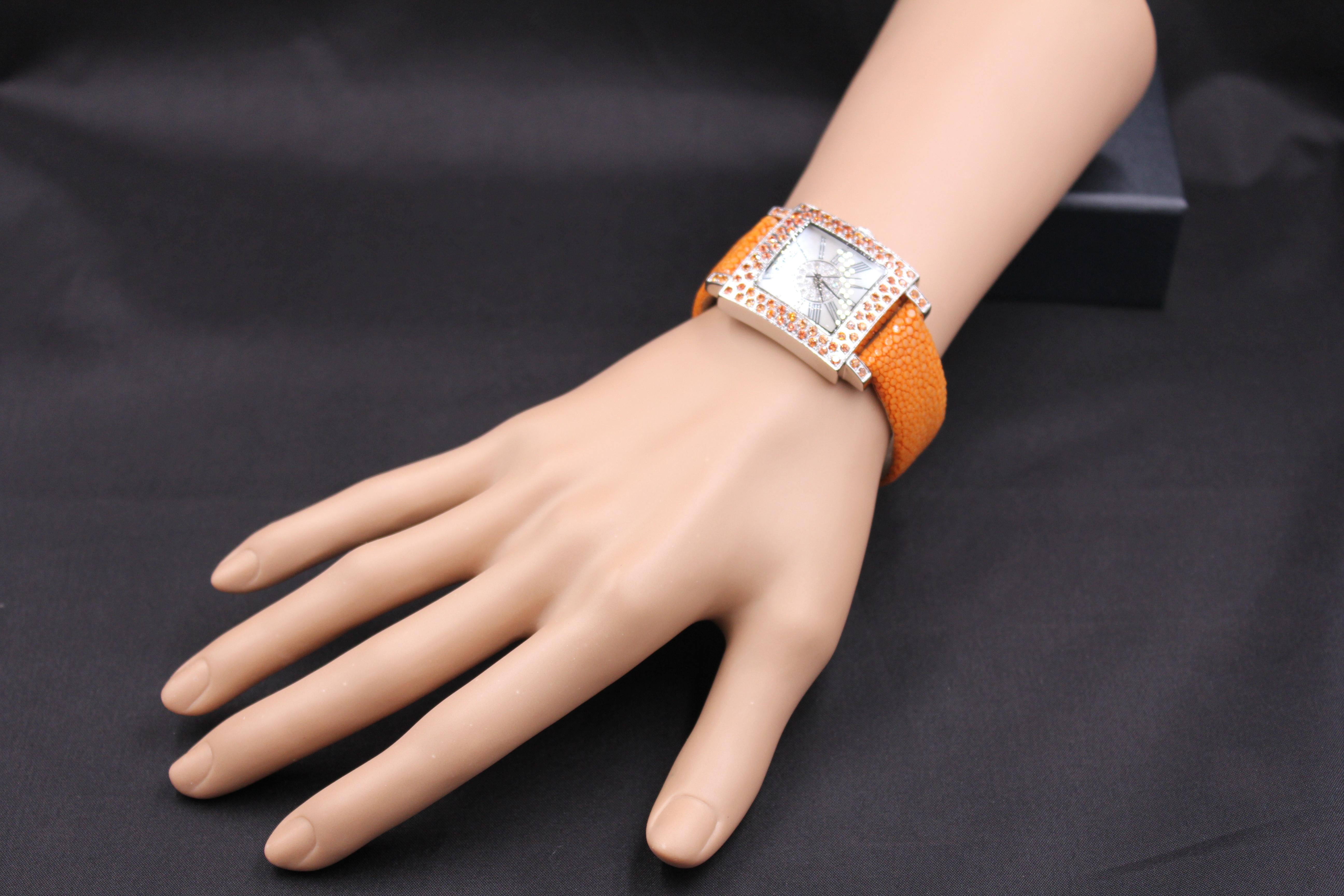 Cadran pavé saphir et diamants orange Montre de luxe suisse à quartz en cuir exotique en vente 1