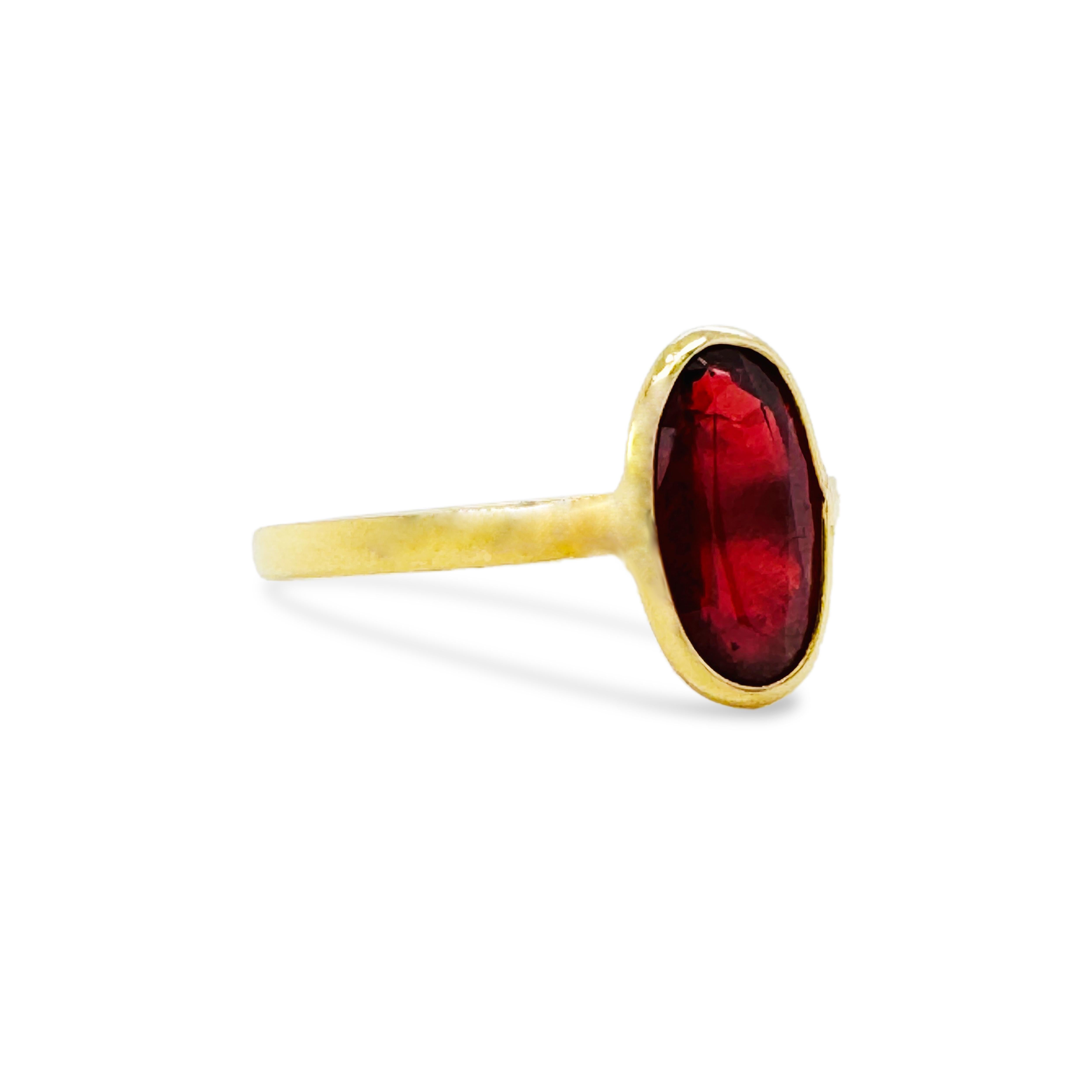 Anillo Oval de Zafiro Naranja en Oro Amarillo de 18K Contemporáneo en venta