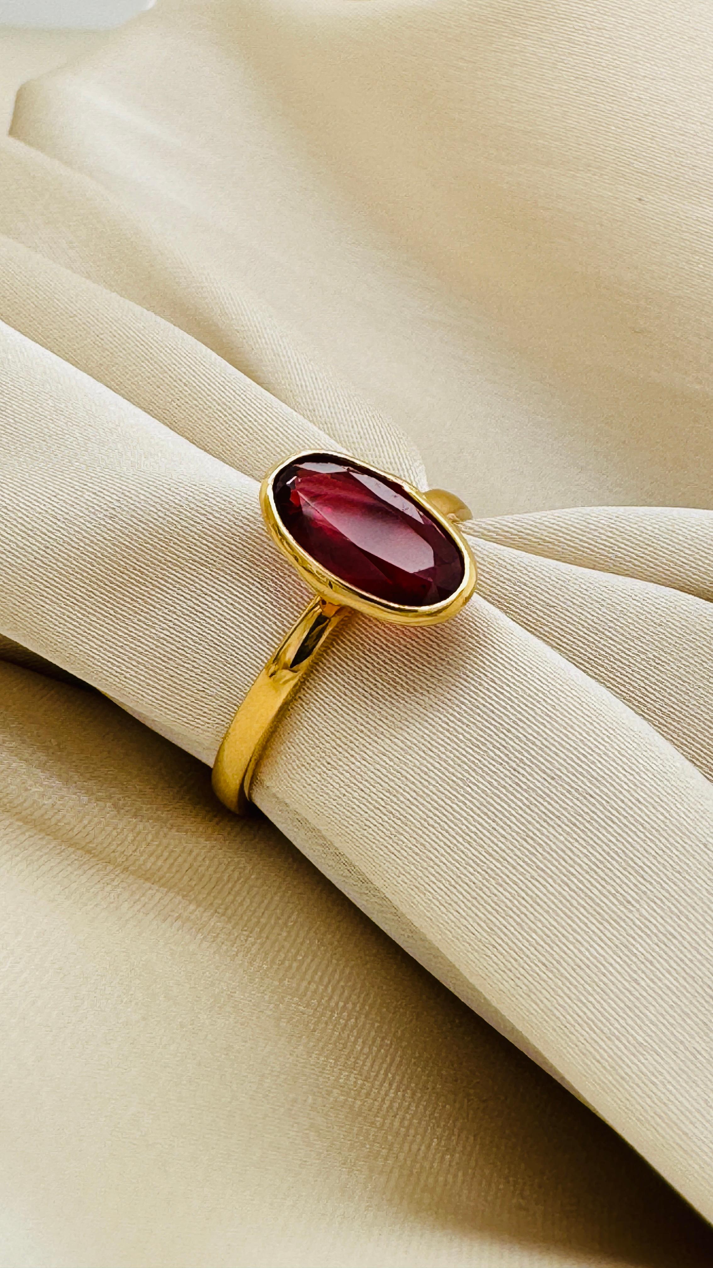 Anillo Oval de Zafiro Naranja en Oro Amarillo de 18K Corte oval en venta