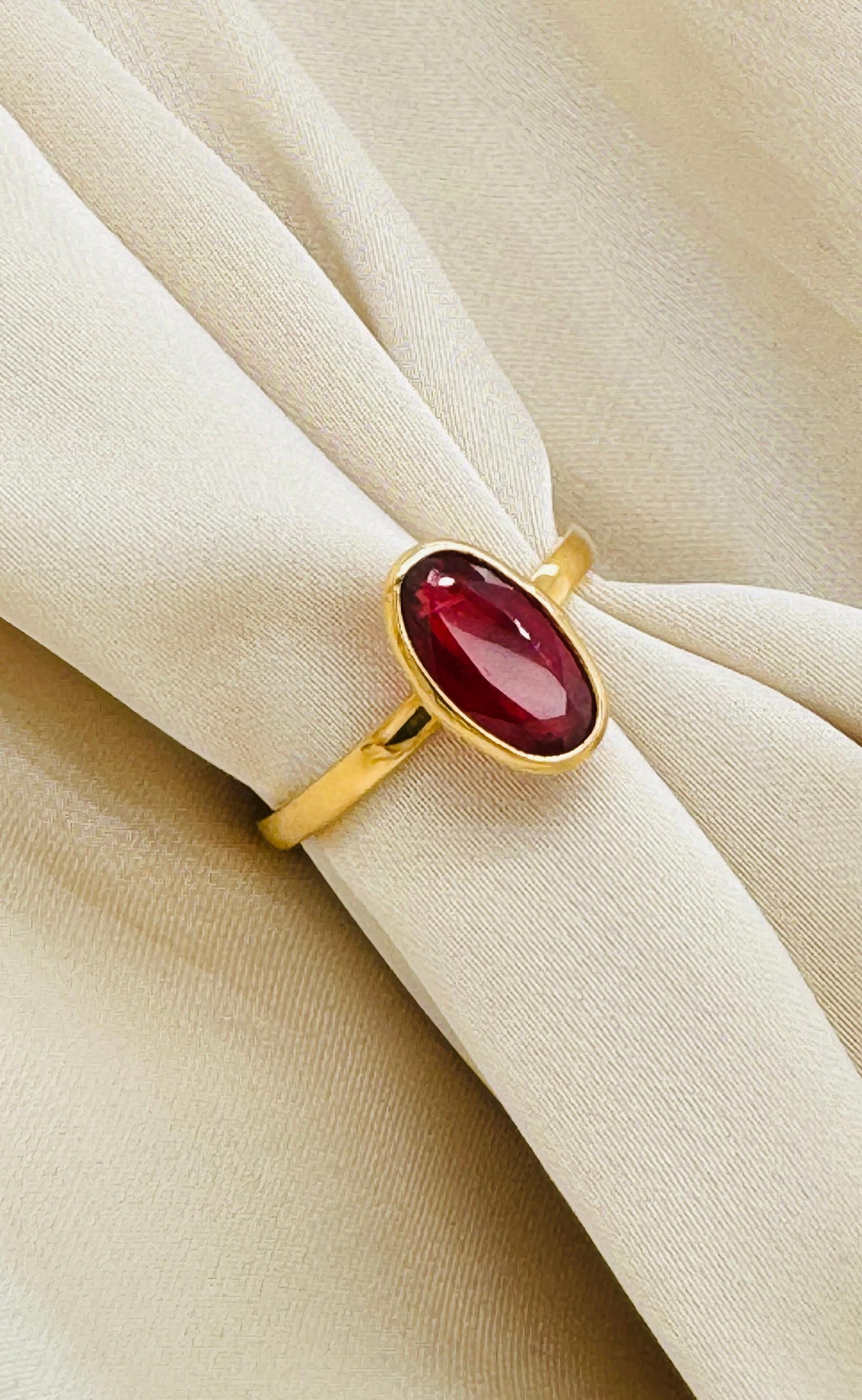Anillo Oval de Zafiro Naranja en Oro Amarillo de 18K en Nuevo estado para la venta en Coral Gables, FL