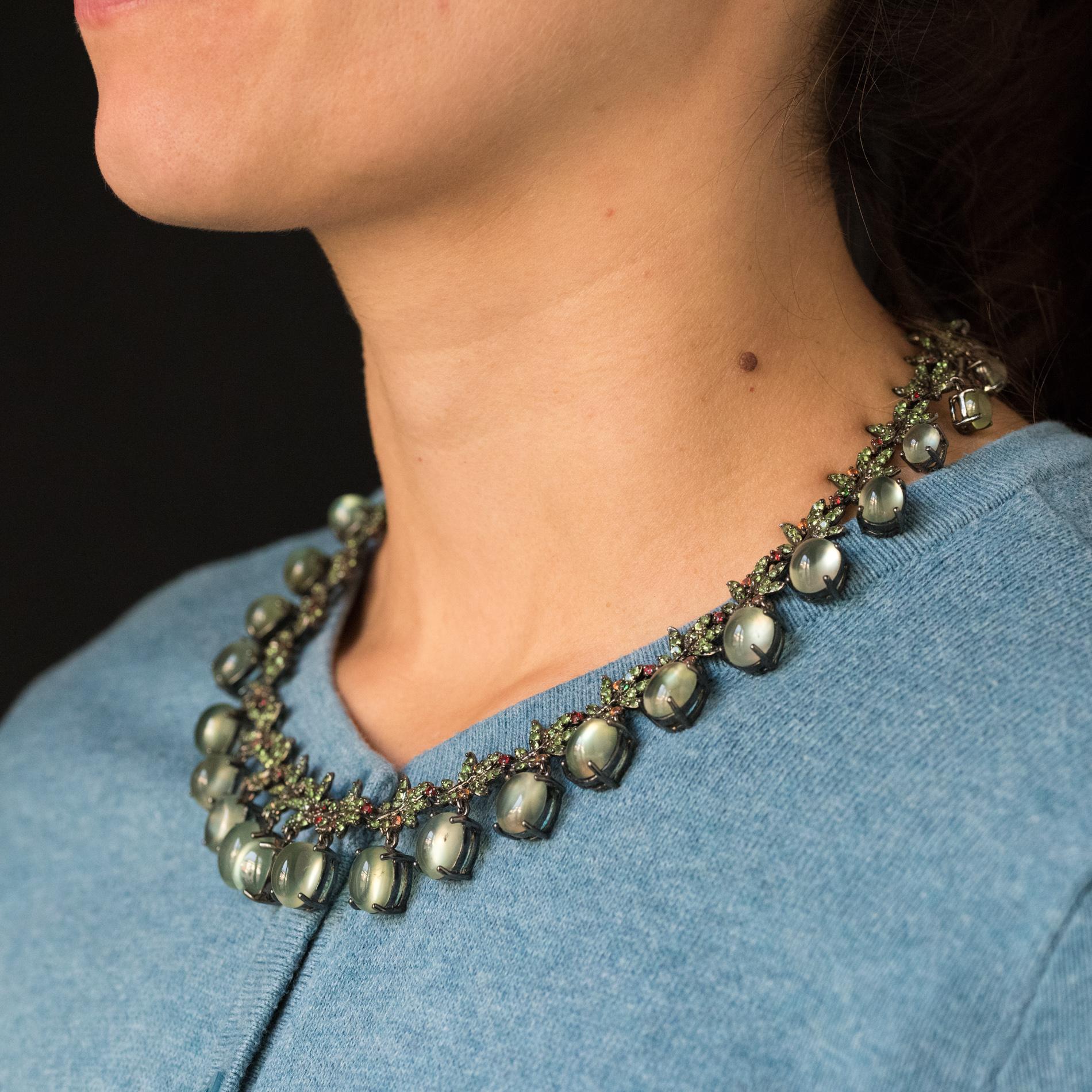Collana moderna in argento con zaffiro arancione, prehnite e granato verde scurito in vendita 3