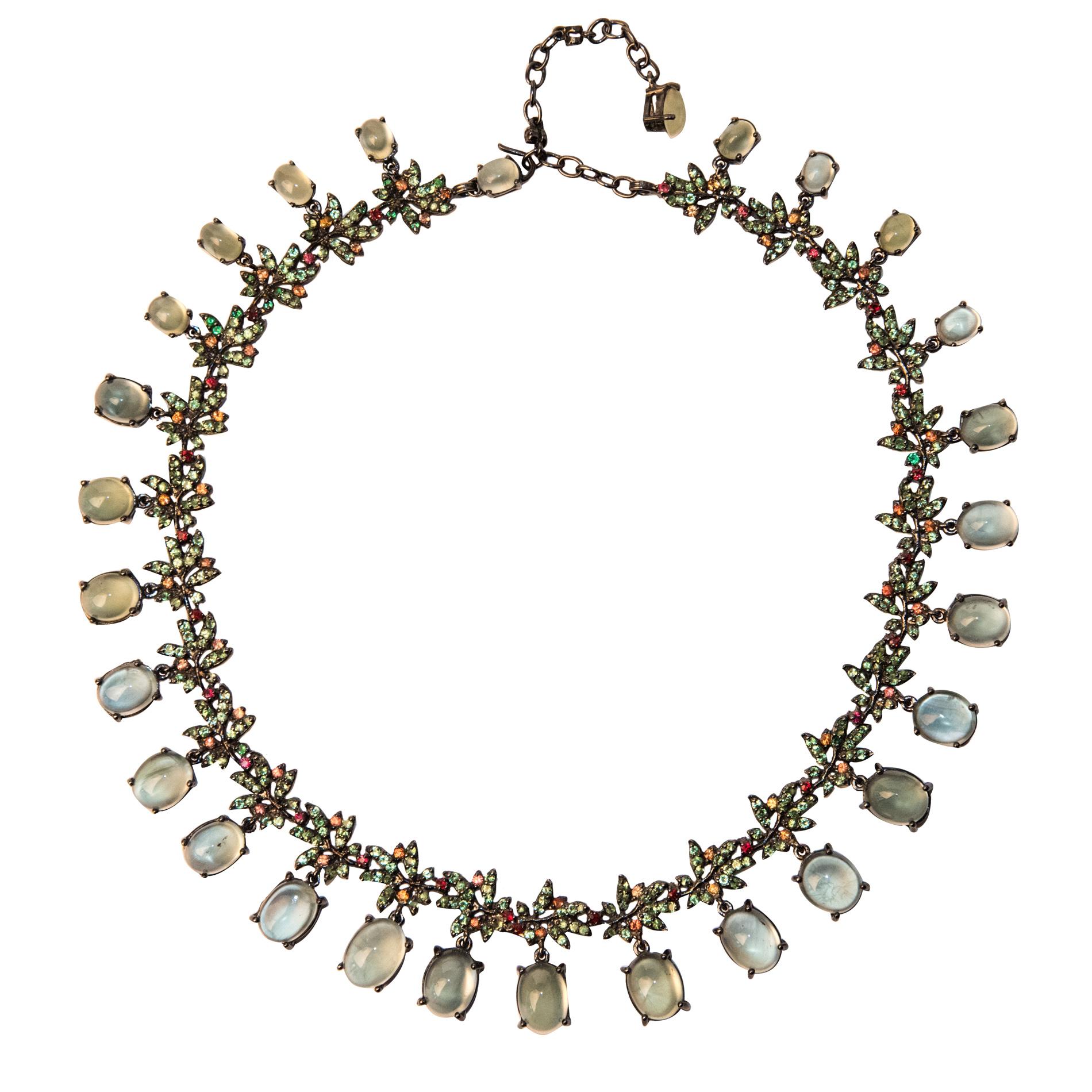 Collana moderna in argento con zaffiro arancione, prehnite e granato verde scurito in vendita