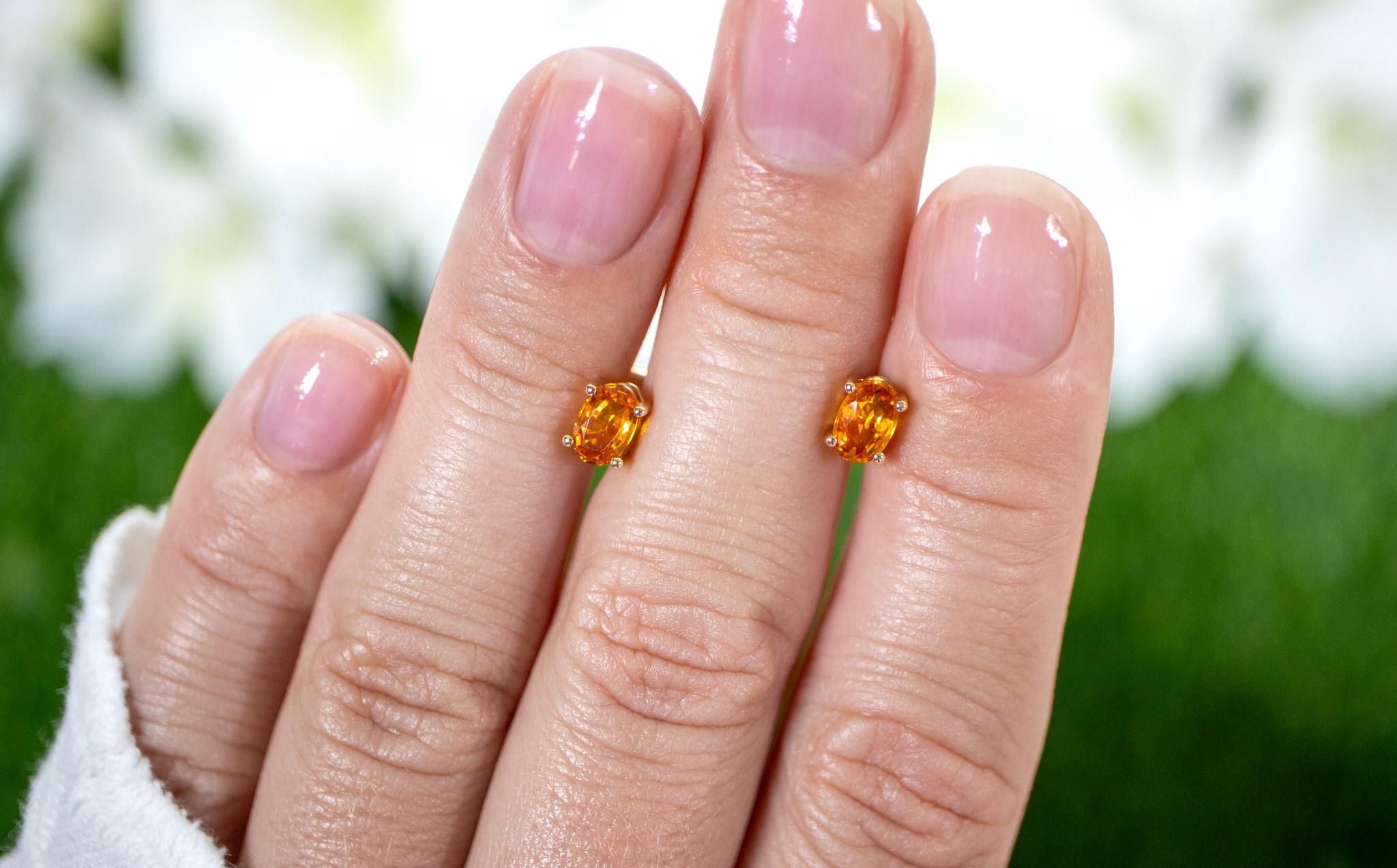 Taille ovale Clous d'oreilles en or jaune 14 carats avec saphirs orange de 1,10 carat au total en vente