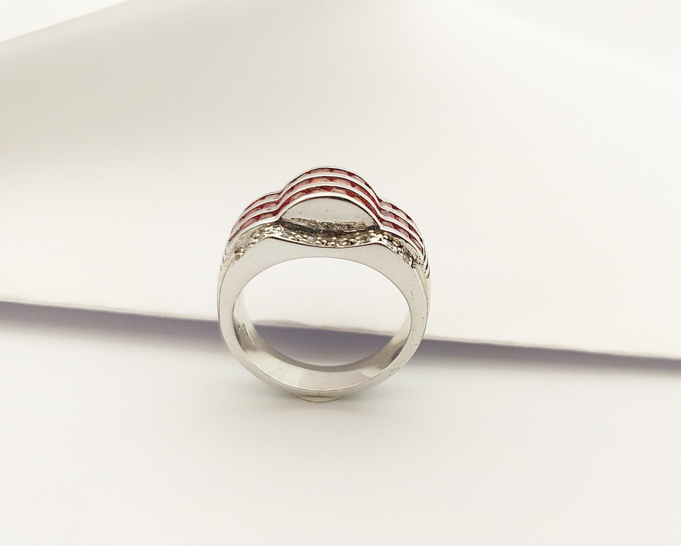 Bague en saphir orange avec zirconia cubique sertie dans des montures en argent en vente 4