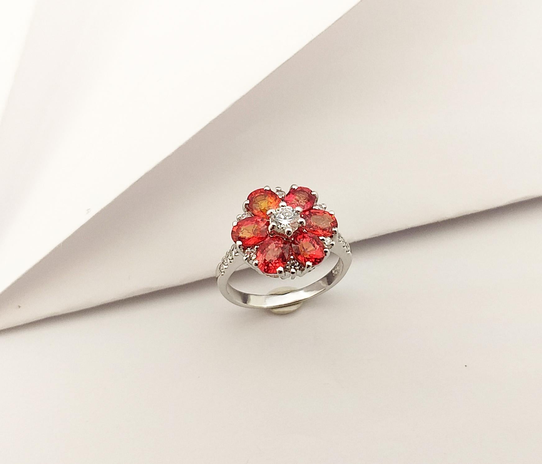 Anello con zaffiro arancione e zirconi con montatura d'argento in vendita 5