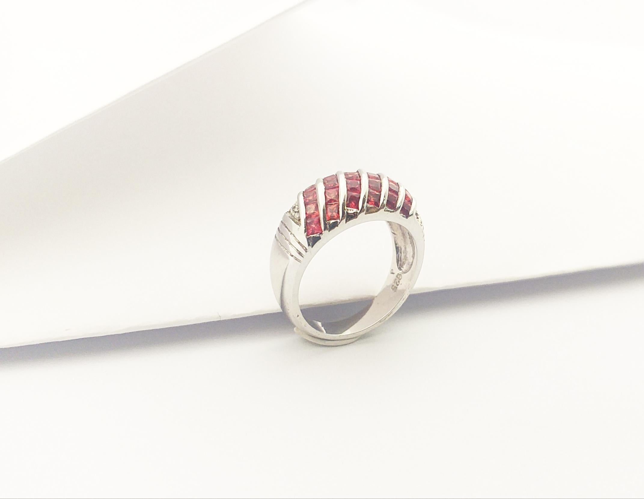 Bague en saphir orange avec zirconia cubique sertie dans des montures en argent en vente 5