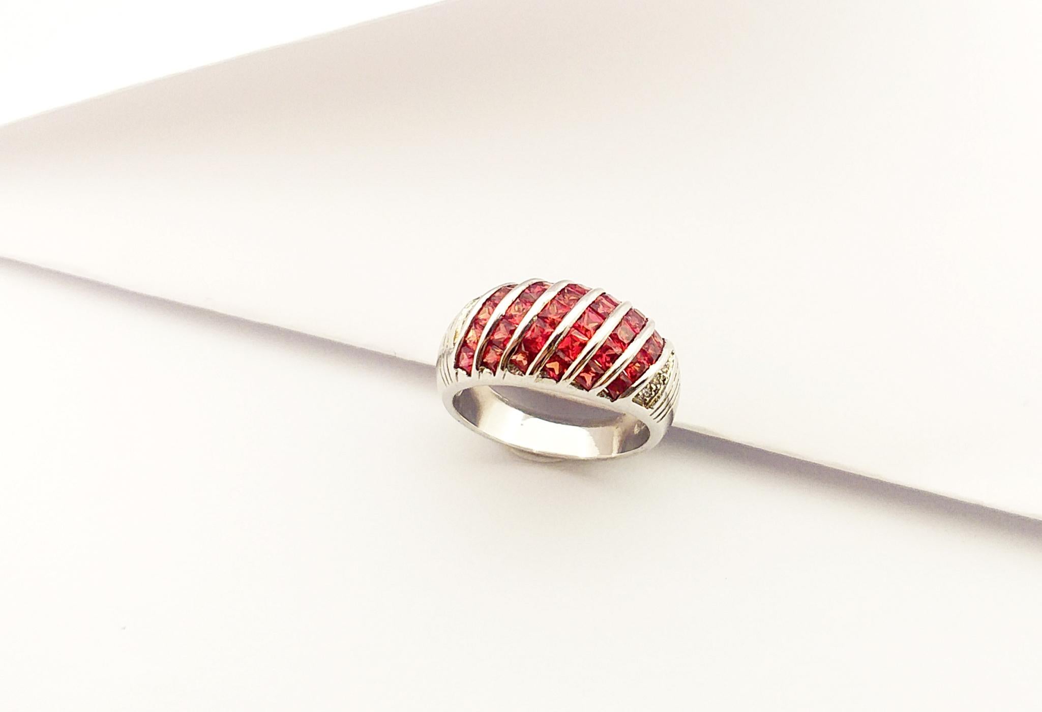 Bague en saphir orange avec zirconia cubique sertie dans des montures en argent en vente 6