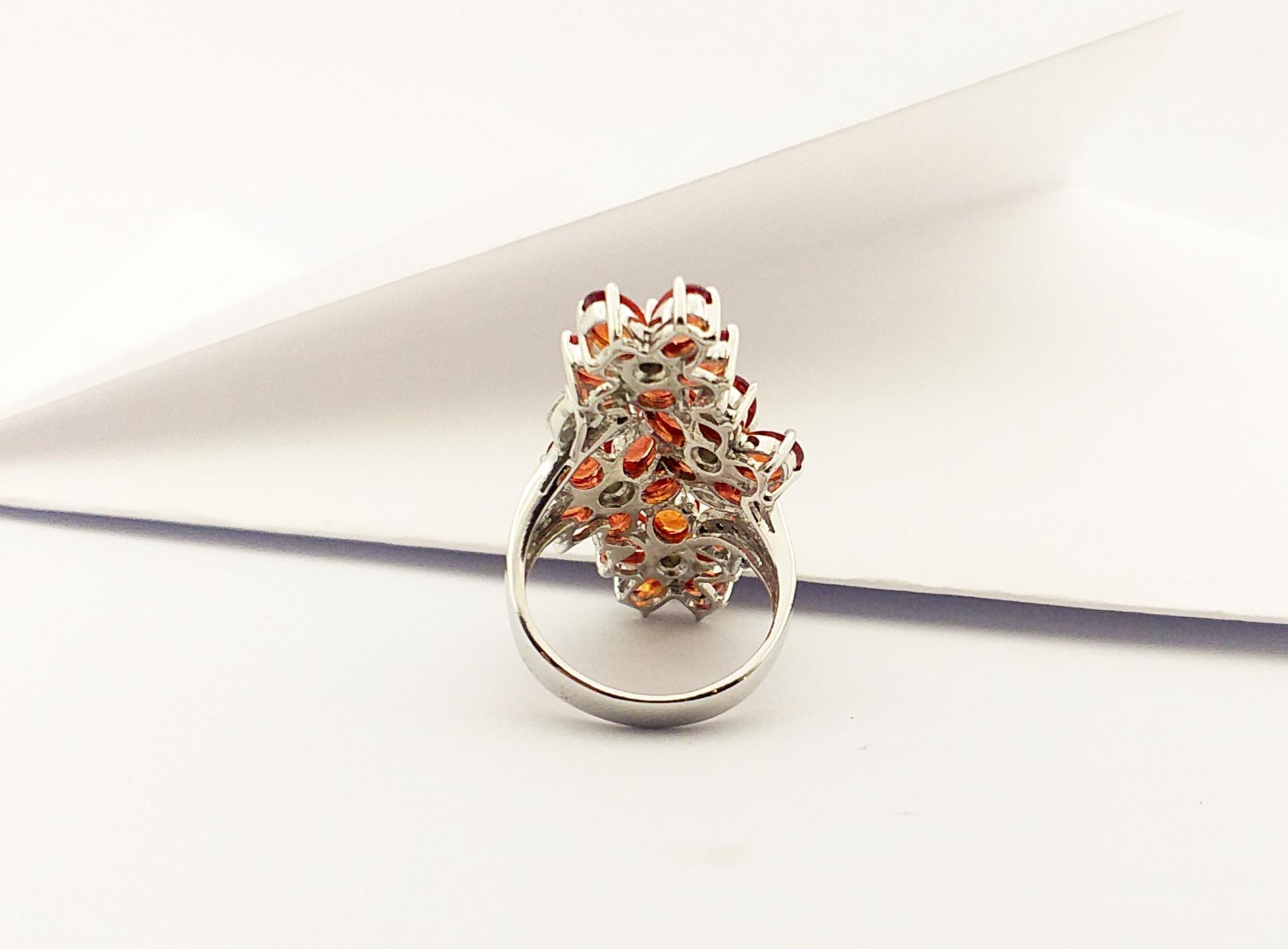 Bague en saphir orange avec zirconia cubique sertie dans des montures en argent en vente 7