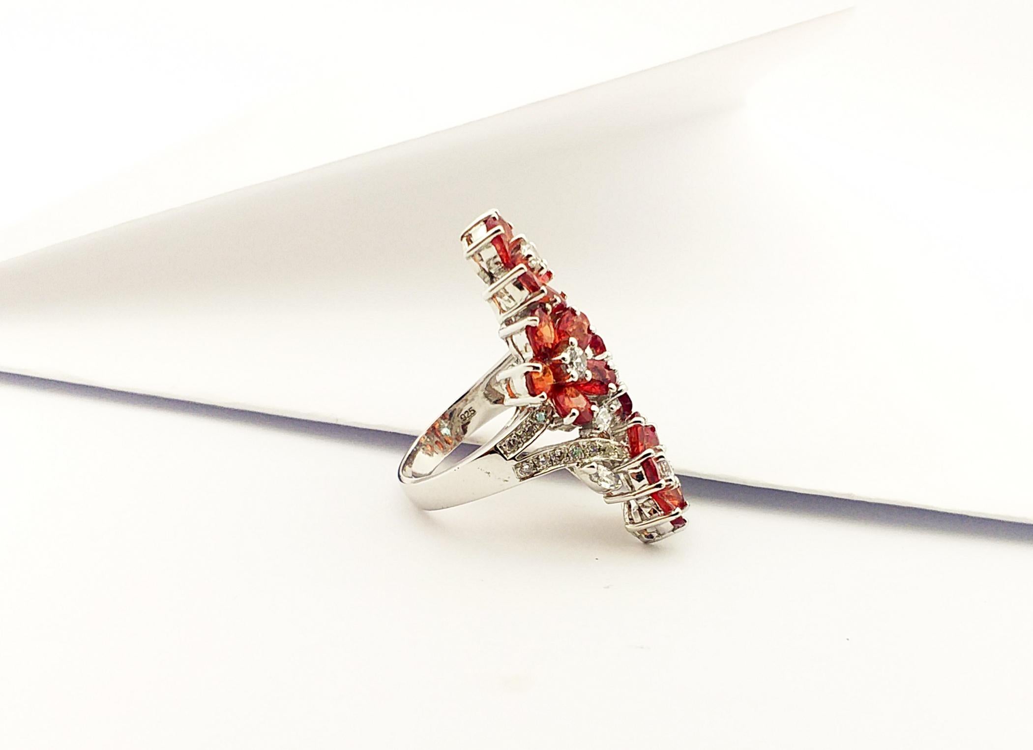 Bague en saphir orange avec zirconia cubique sertie dans des montures en argent en vente 8