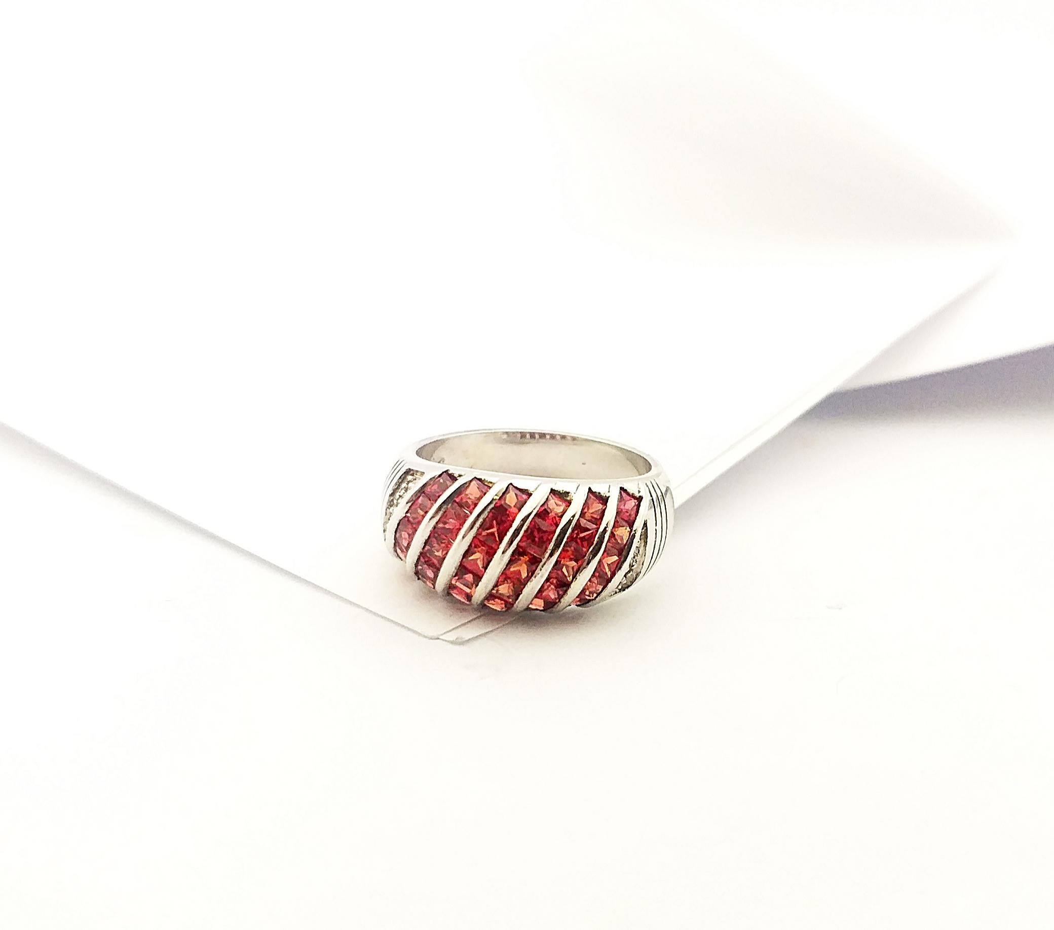Bague en saphir orange avec zirconia cubique sertie dans des montures en argent en vente 9