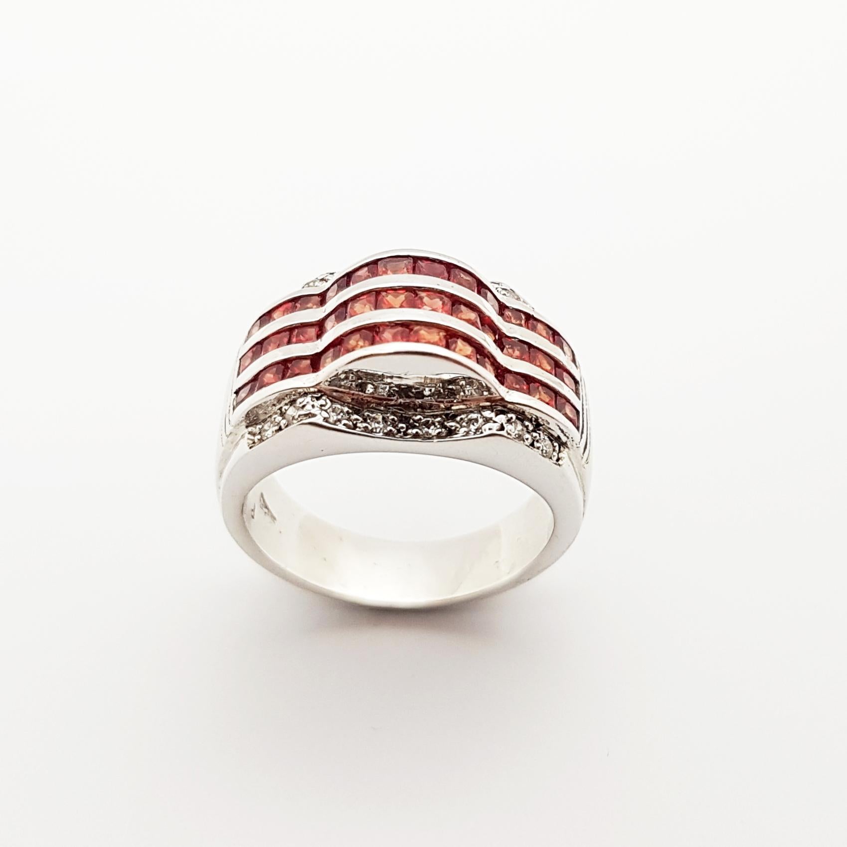 Bague en saphir orange avec zirconia cubique sertie dans des montures en argent en vente 12