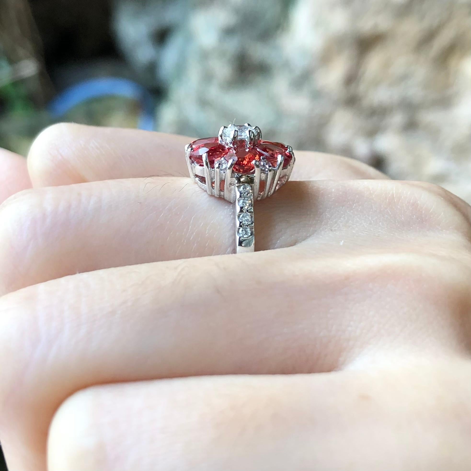 Anello con zaffiro arancione e zirconi con montatura d'argento

Larghezza:  1.3 cm 
Lunghezza: 1.3 cm
Misura dell'anello: 53
Peso totale: 3,57 grammi

*Si prega di notare che la montatura in argento è placcata in rodio per favorire la lucentezza e