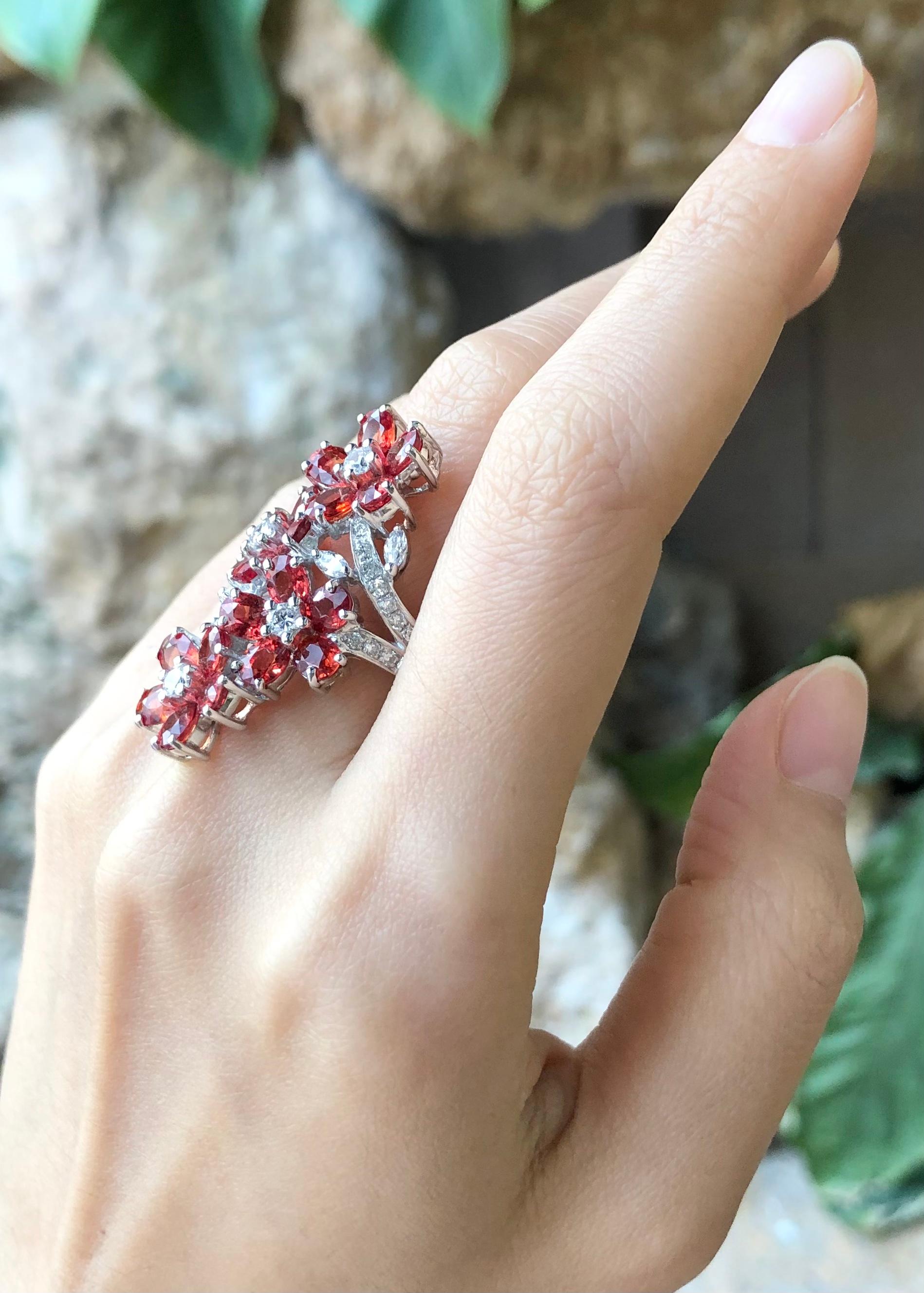 Bague en saphir orange avec zirconia cubique sertie dans des montures en argent

Largeur :  2,0 cm 
Longueur : 3,6 cm
Taille de la bague : 54
Poids total : 9,43 grammes

Veuillez noter que la monture en argent est plaquée au rhodium pour promouvoir