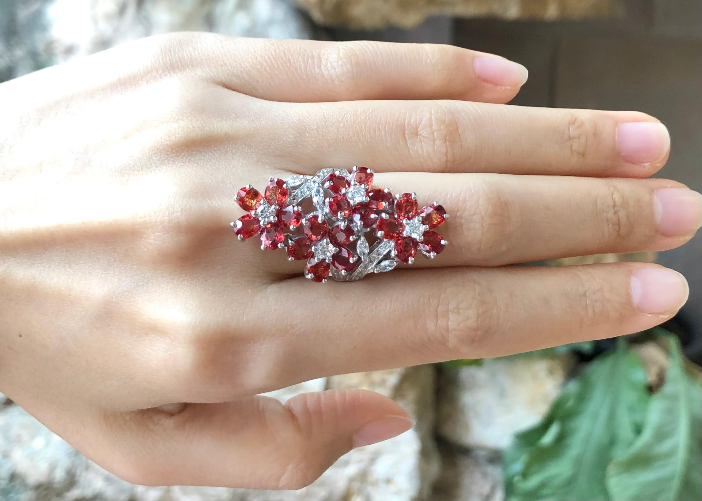 Contemporain Bague en saphir orange avec zirconia cubique sertie dans des montures en argent en vente
