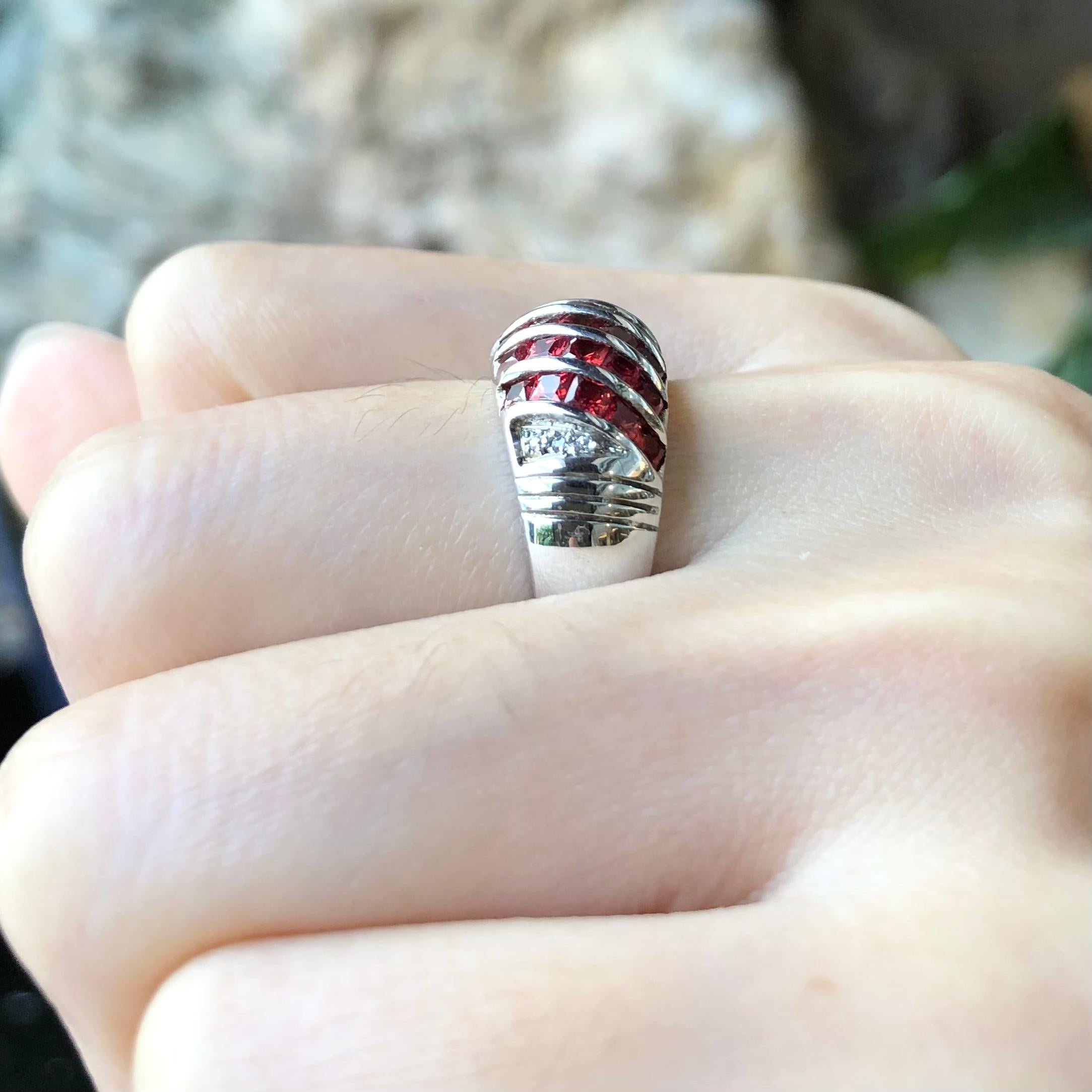 Contemporain Bague en saphir orange avec zirconia cubique sertie dans des montures en argent en vente