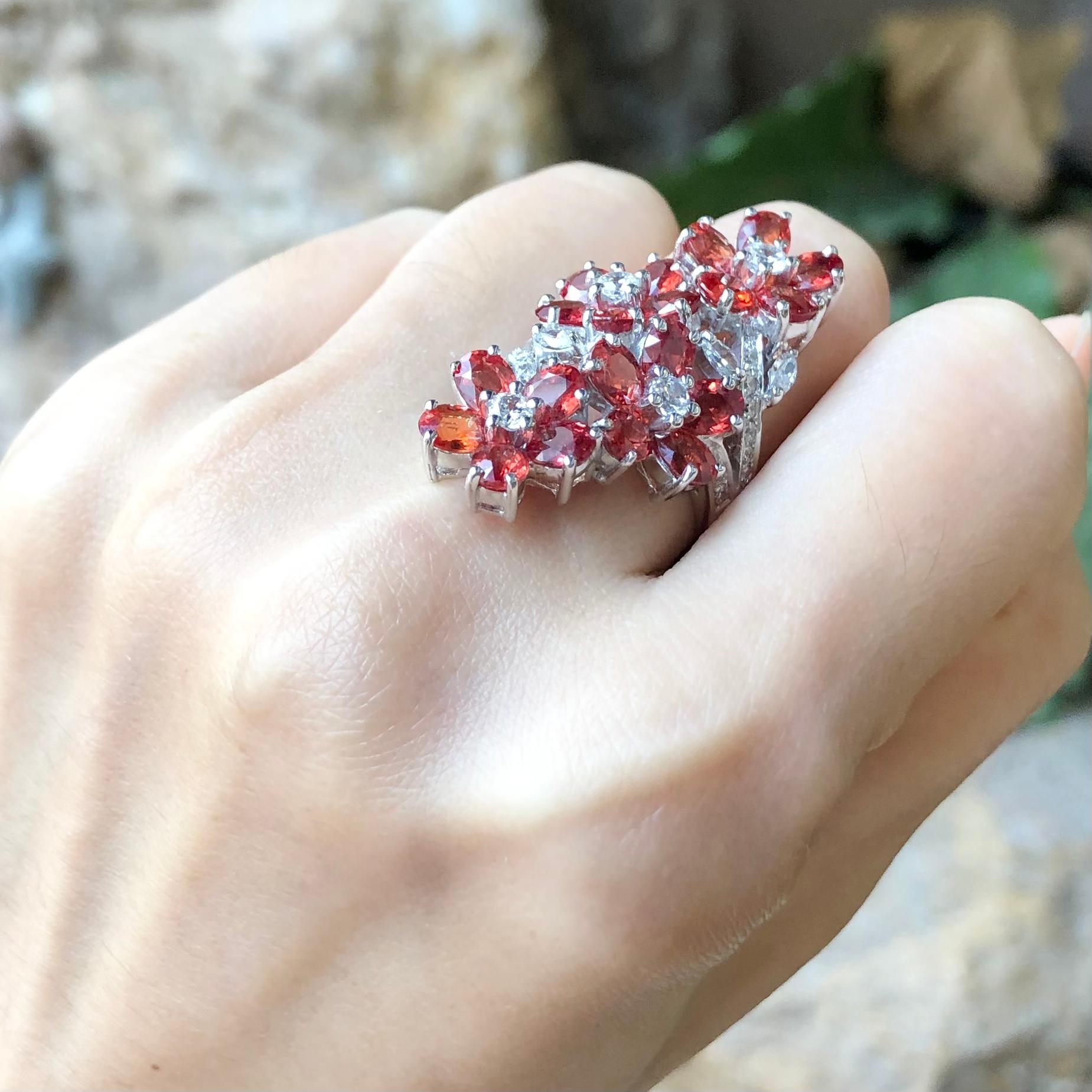 Taille ovale Bague en saphir orange avec zirconia cubique sertie dans des montures en argent en vente