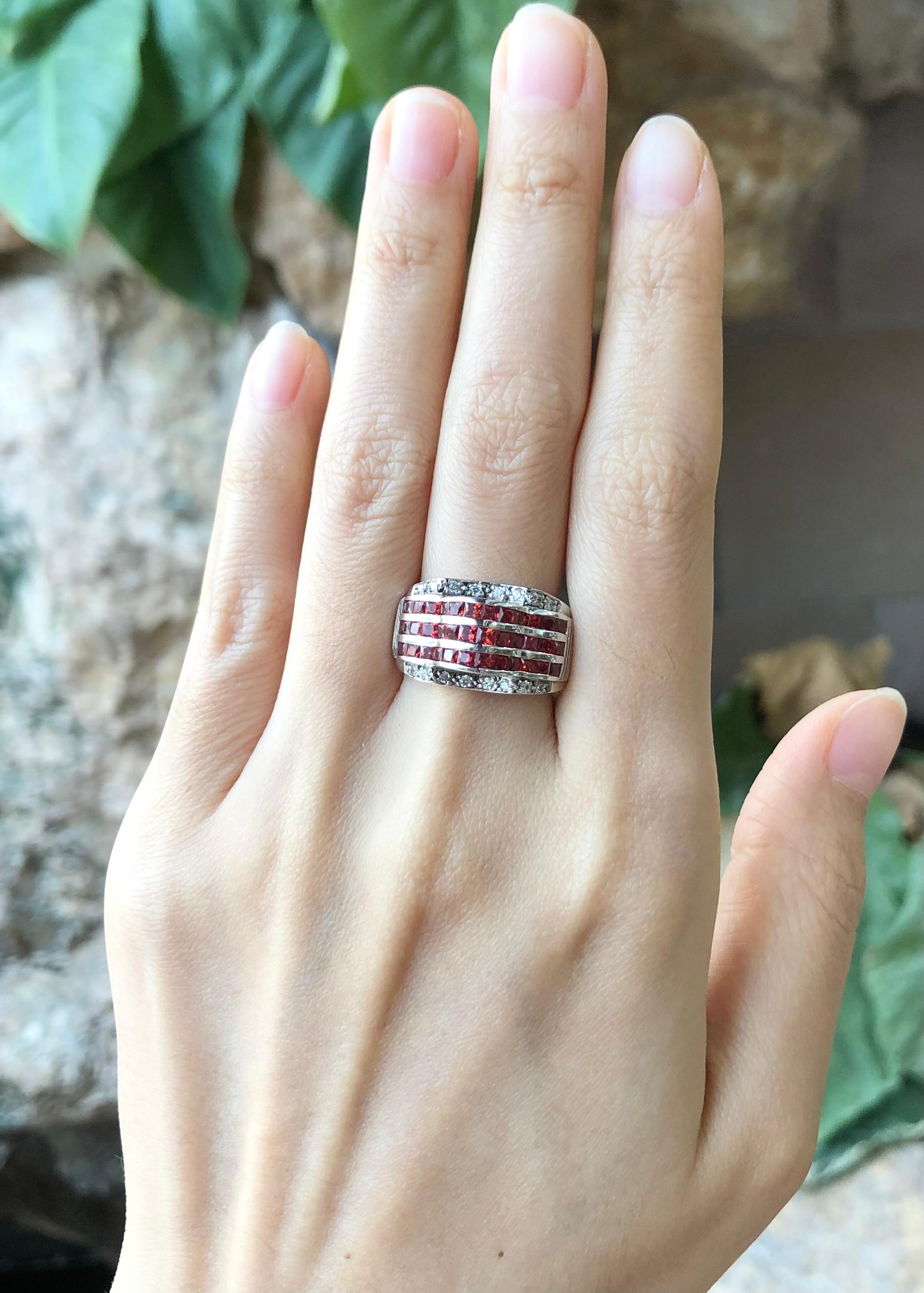 Taille carrée Bague en saphir orange avec zirconia cubique sertie dans des montures en argent en vente