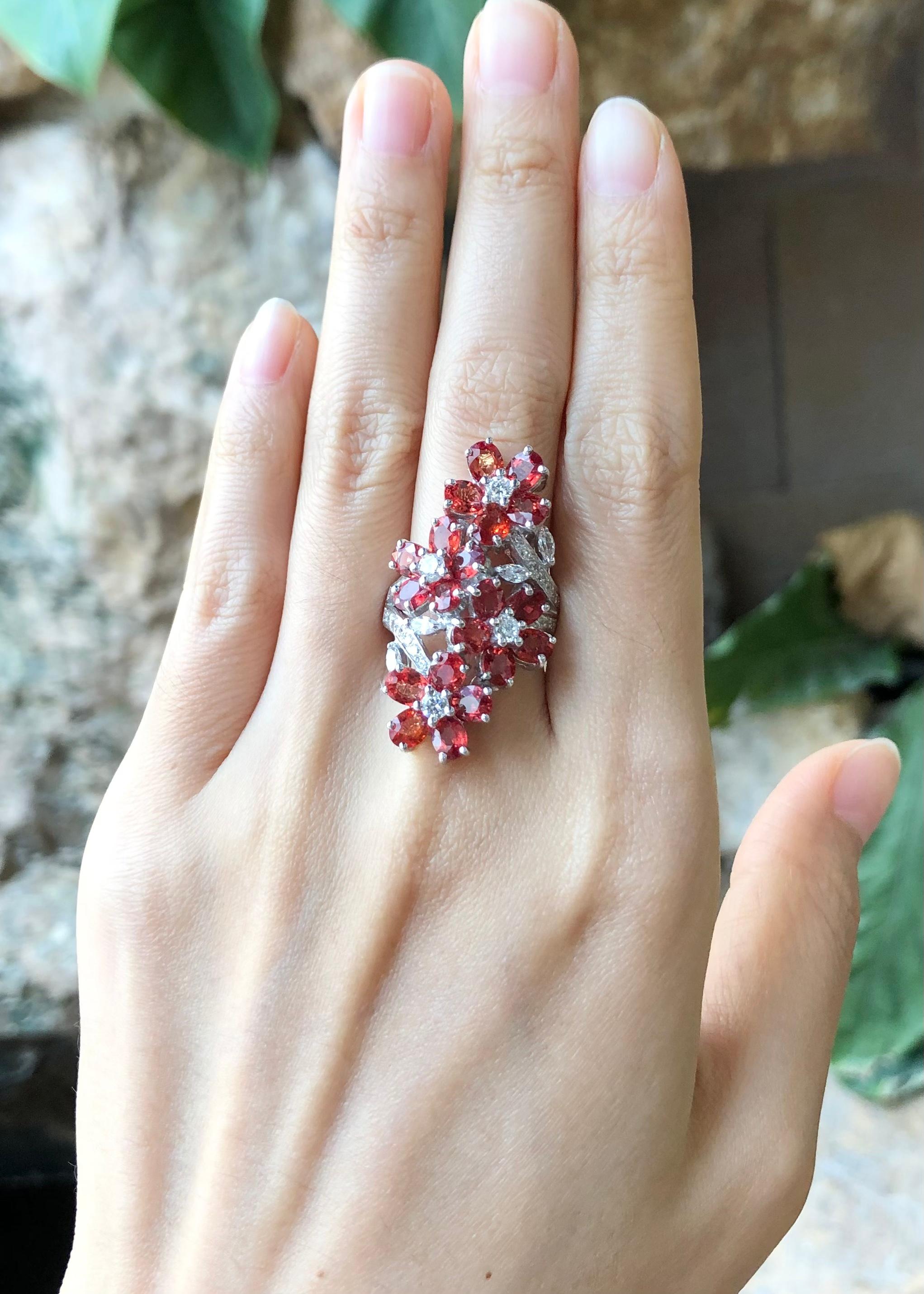 Bague en saphir orange avec zirconia cubique sertie dans des montures en argent Neuf - En vente à Dusit, 10