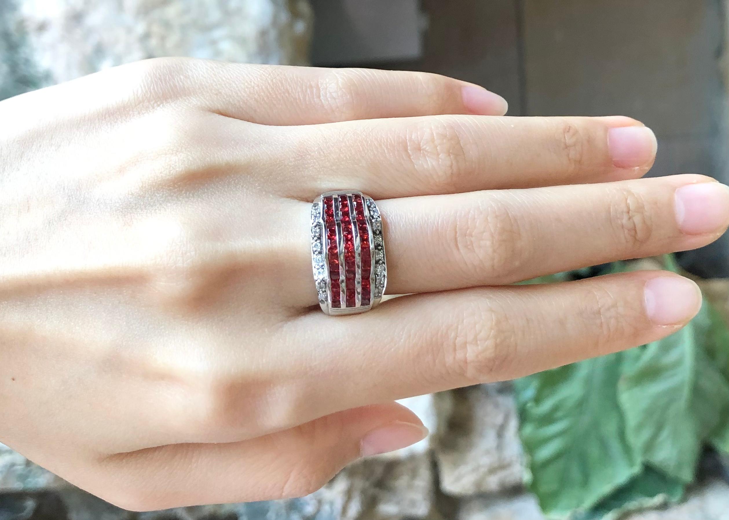 Bague en saphir orange avec zirconia cubique sertie dans des montures en argent Unisexe en vente